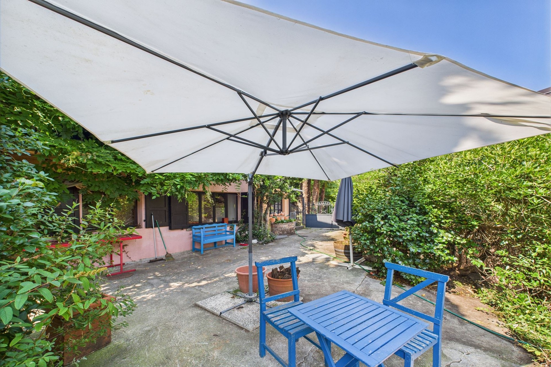 Garten-Terrasse mit großem Sonnenschirm