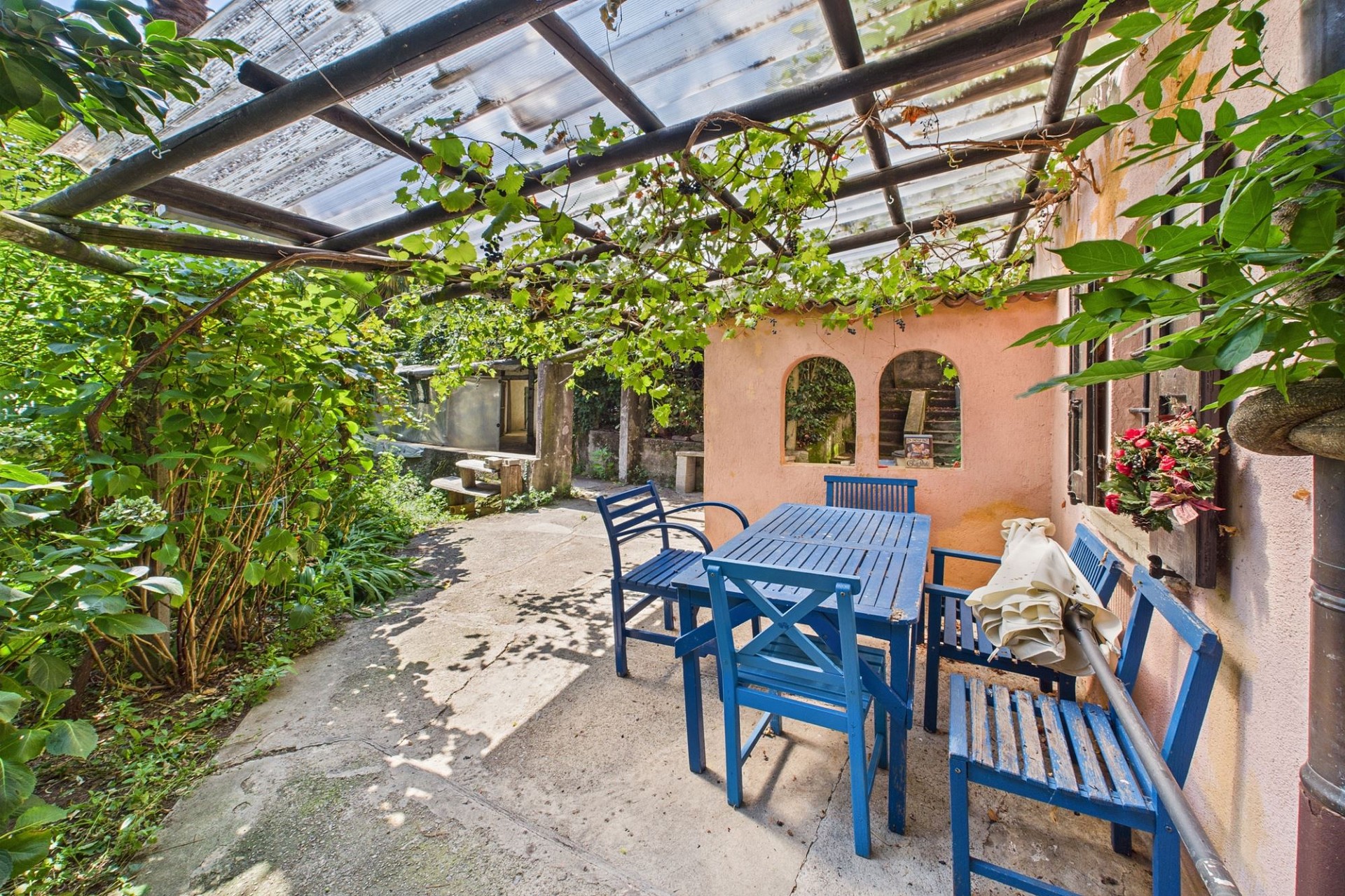 Überdachte Garten-Sitzterrasse