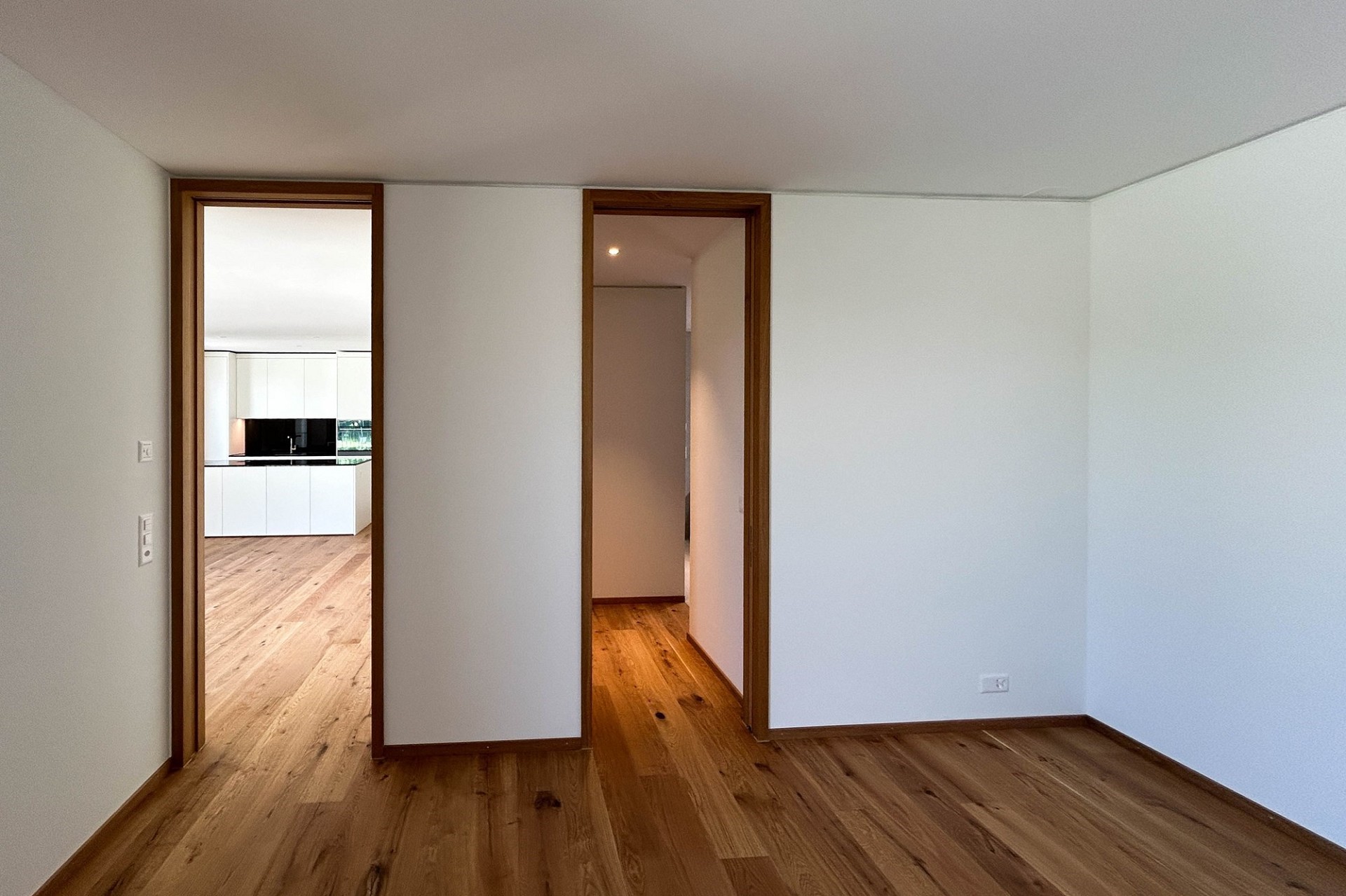 Leerer Wohnraum mit Durchgängen