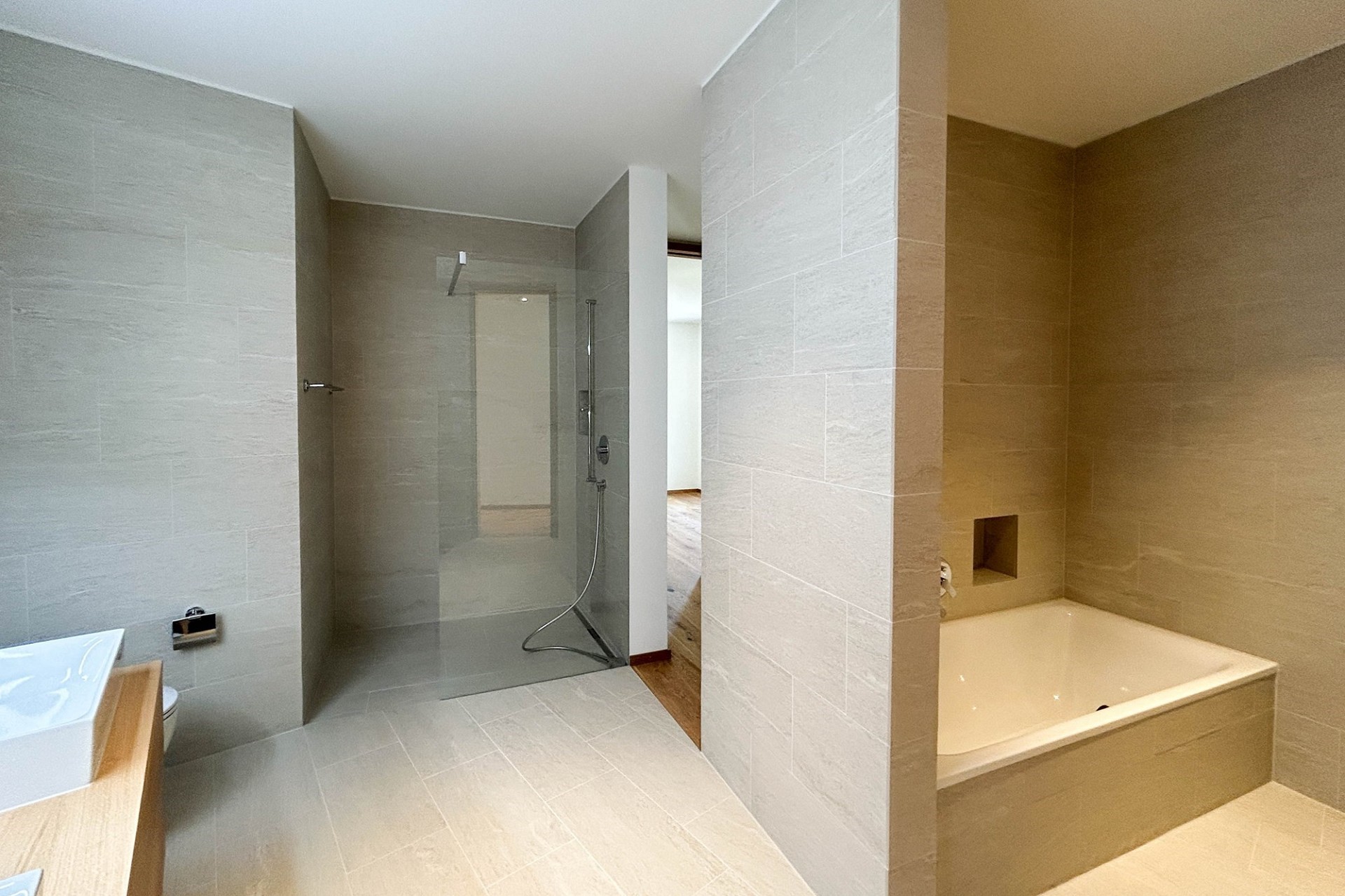 Modernes Badezimmer mit Dusche und Badewanne