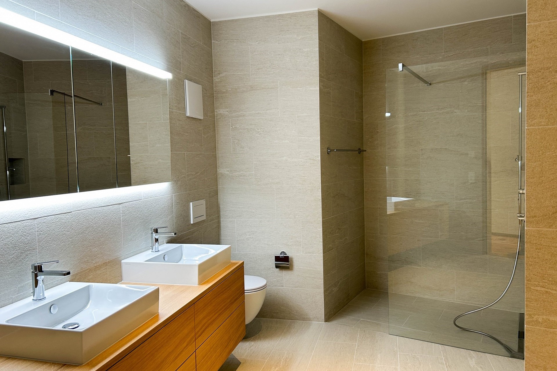 Modernes Badezimmer mit Doppelwaschtisch und begehbarer Dusche