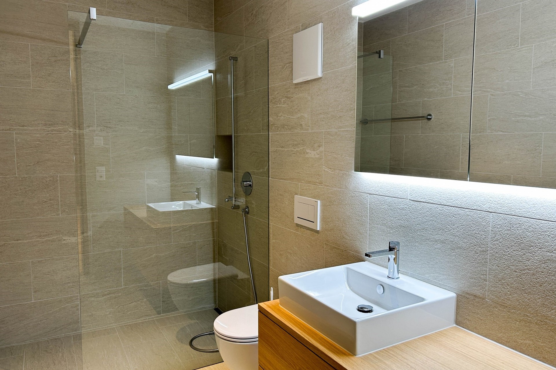 Modernes Badezimmer mit Dusche und Waschtisch