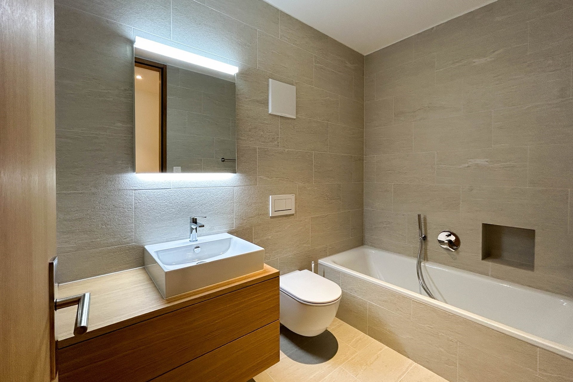 Modernes Badezimmer mit Badewanne und Waschtisch