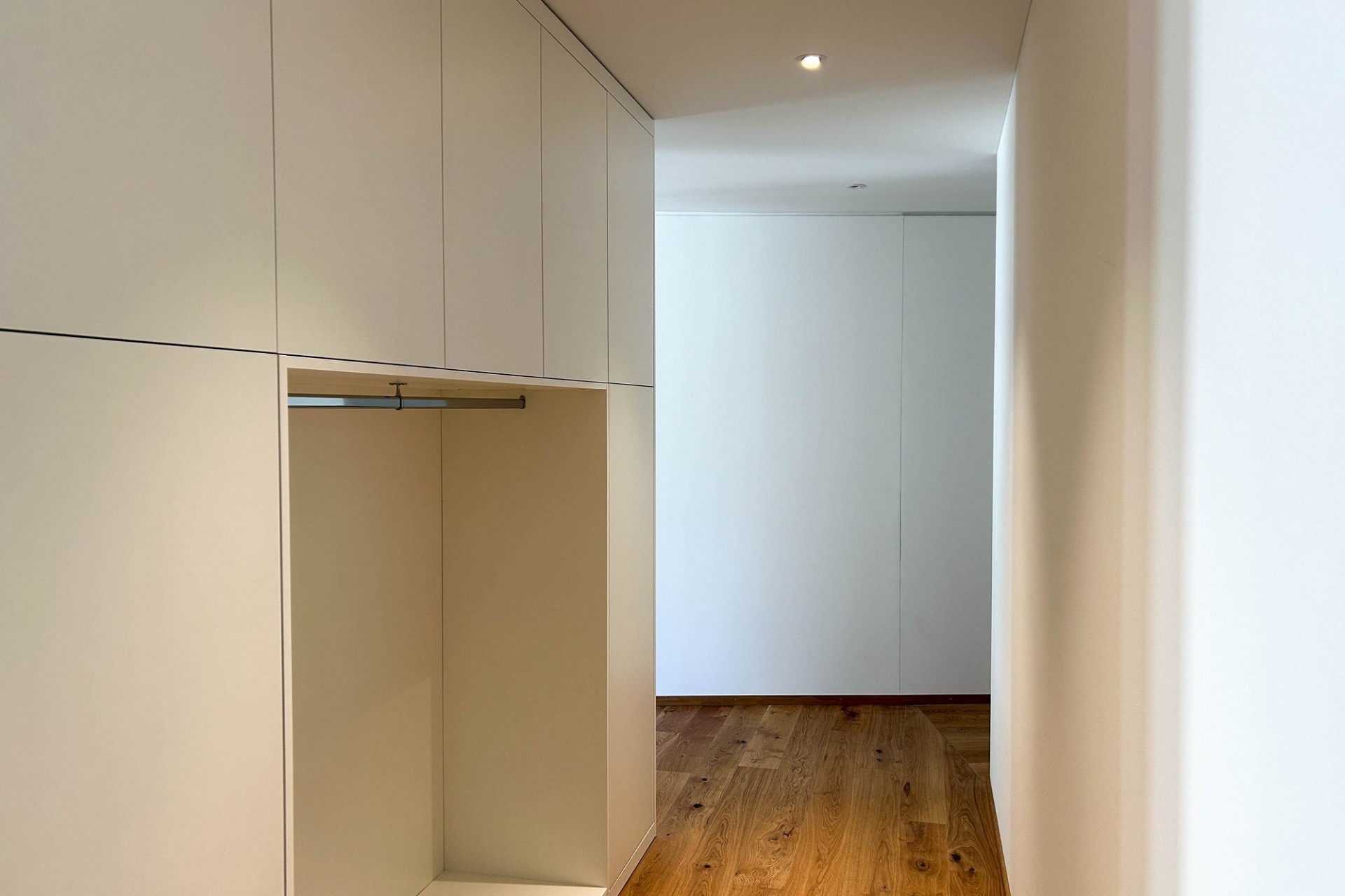 Begehbarer Kleiderschrank mit Einbauschränken