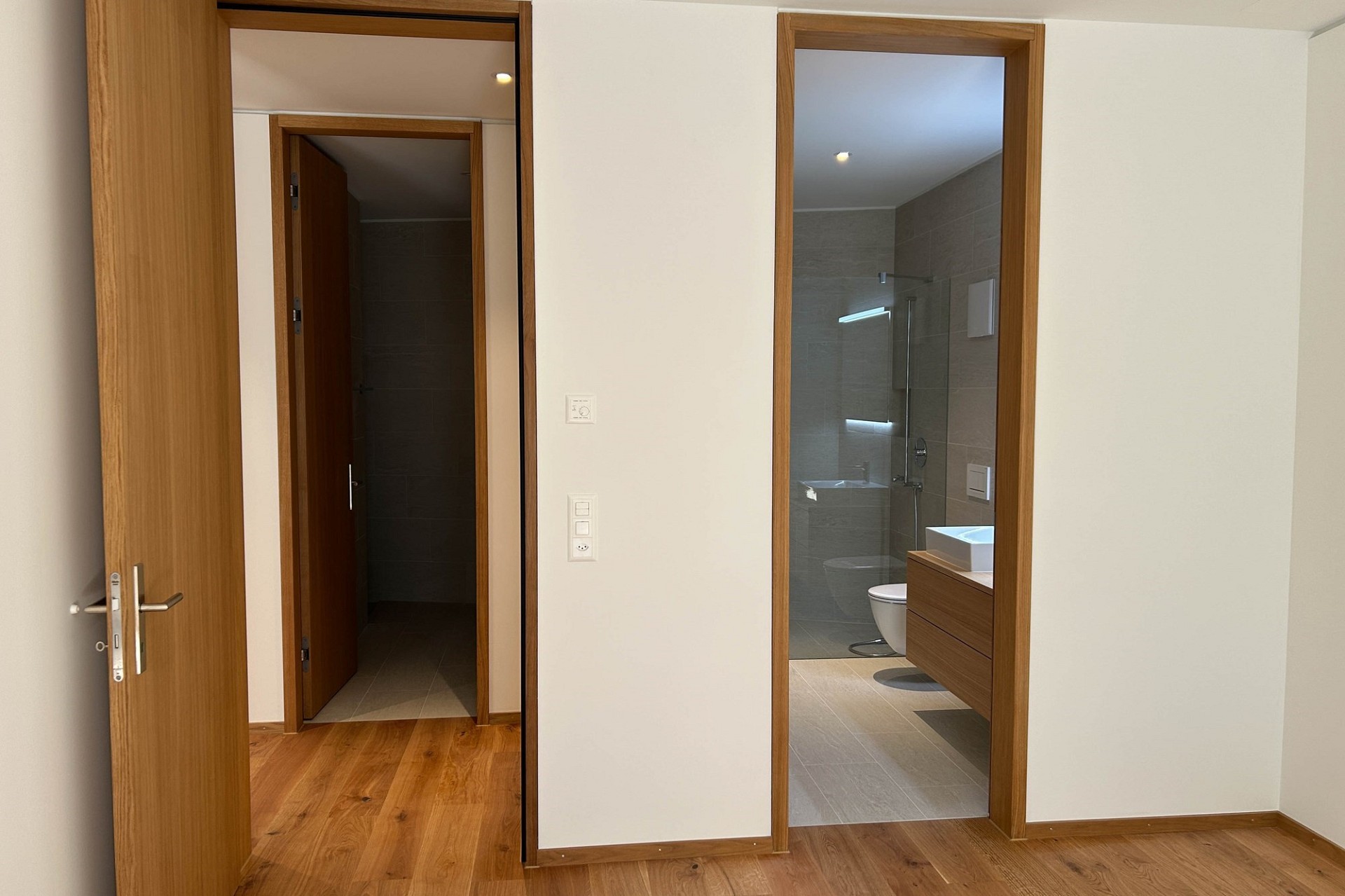 Moderne Wohnraumnische mit angrenzendem Bad