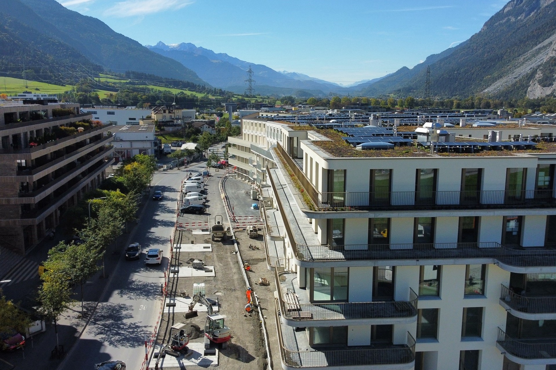 Städtische Wohnanlage in Bergtal mit Baustelle