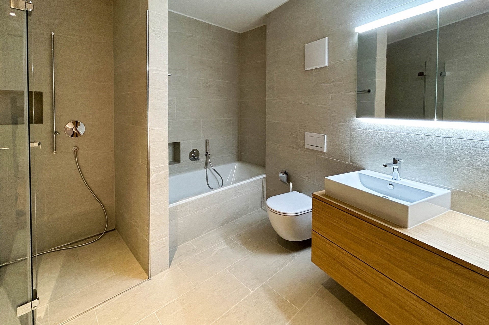 Modernes Badezimmer mit Dusche, Wanne und Waschtisch