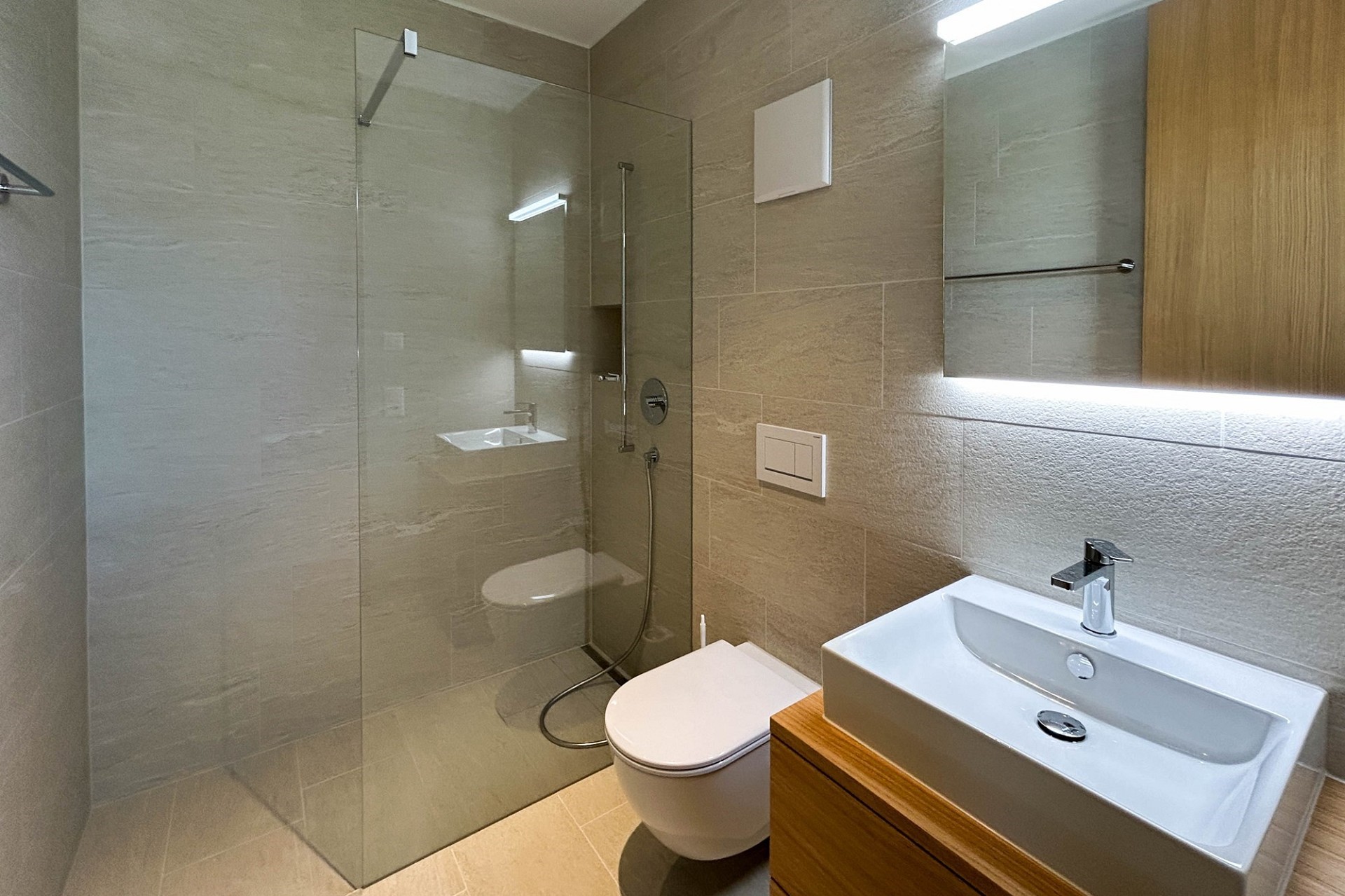 Modernes Badezimmer mit Glasdusche