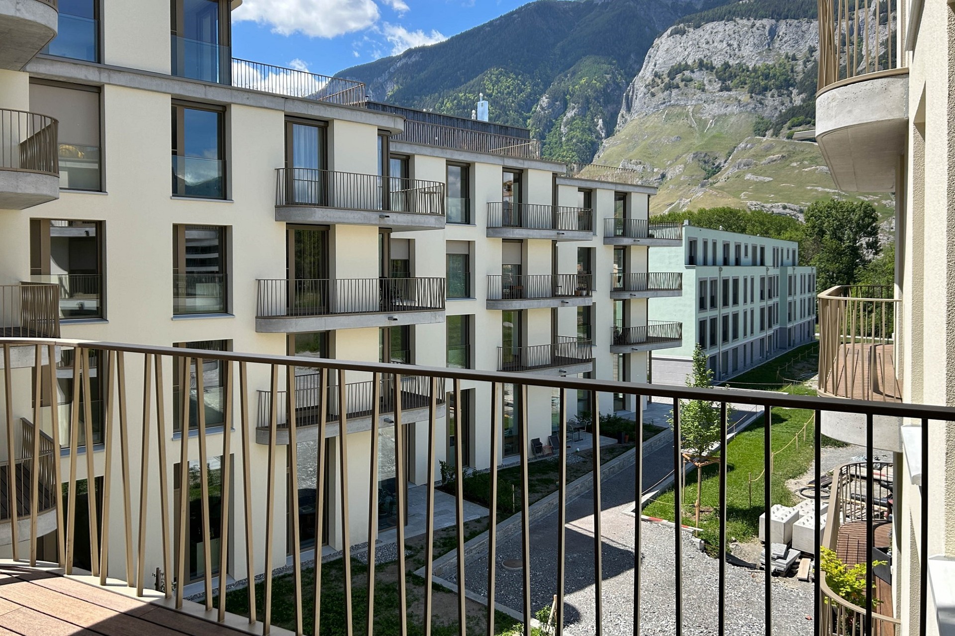 Balkonblick auf moderne Wohnanlage mit Bergpanorama