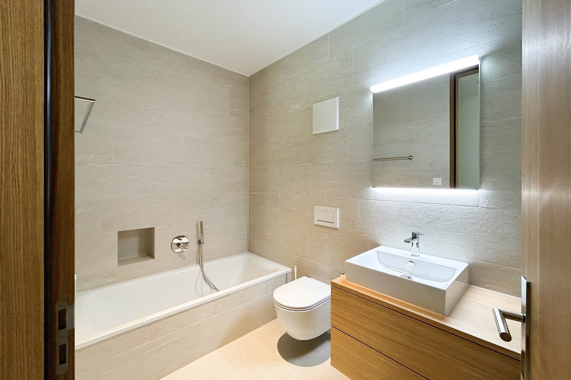 Modernes Badezimmer mit Badewanne und Waschtisch