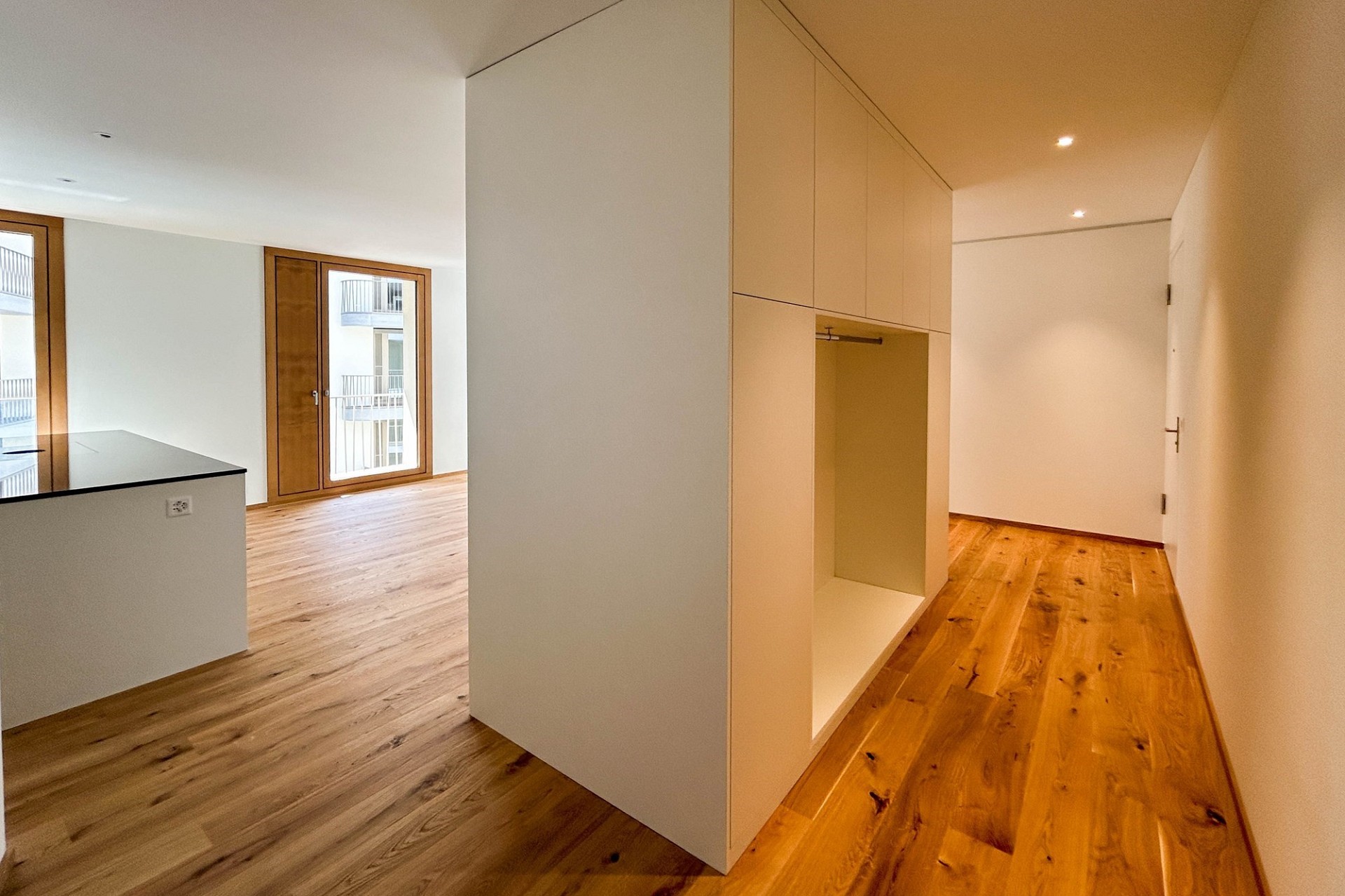 Moderner Flur mit Einbauschrank und Parkett