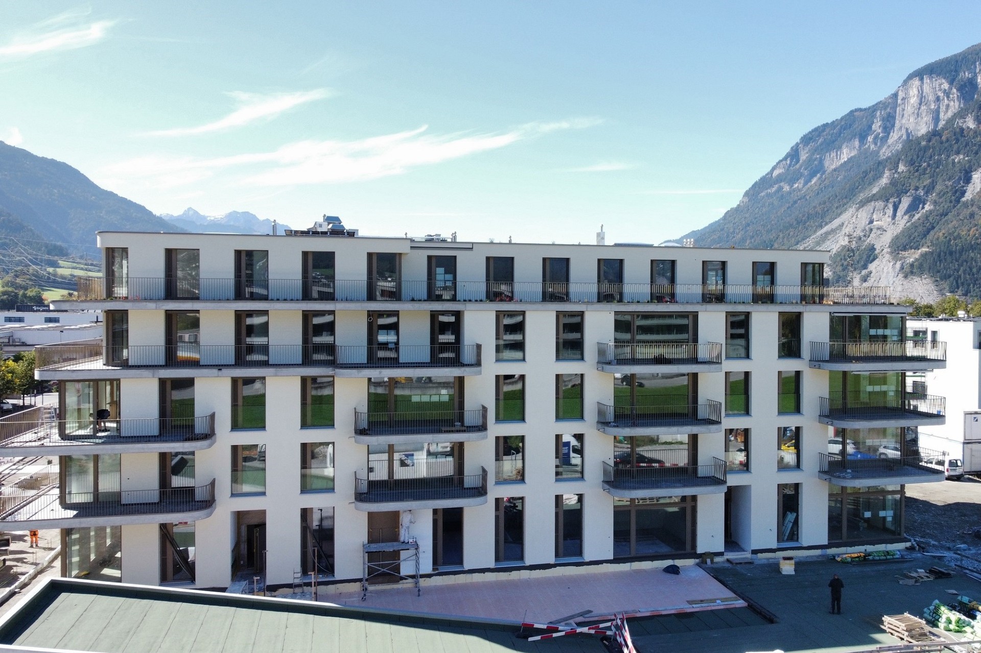 Mehrfamilienhaus mit Bergkulisse