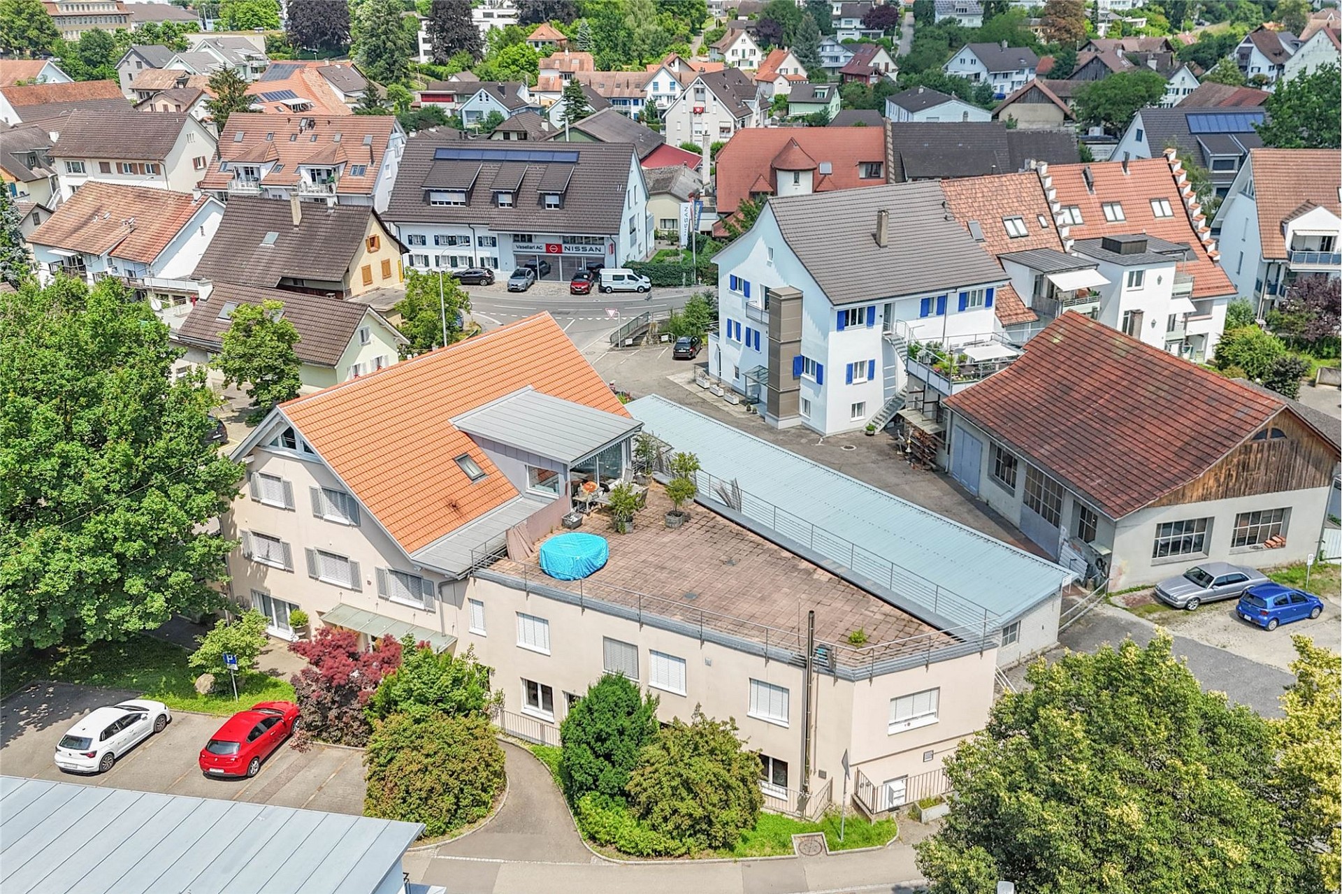 Luftaufnahme eines Wohnviertels mit dicht stehenden Häusern