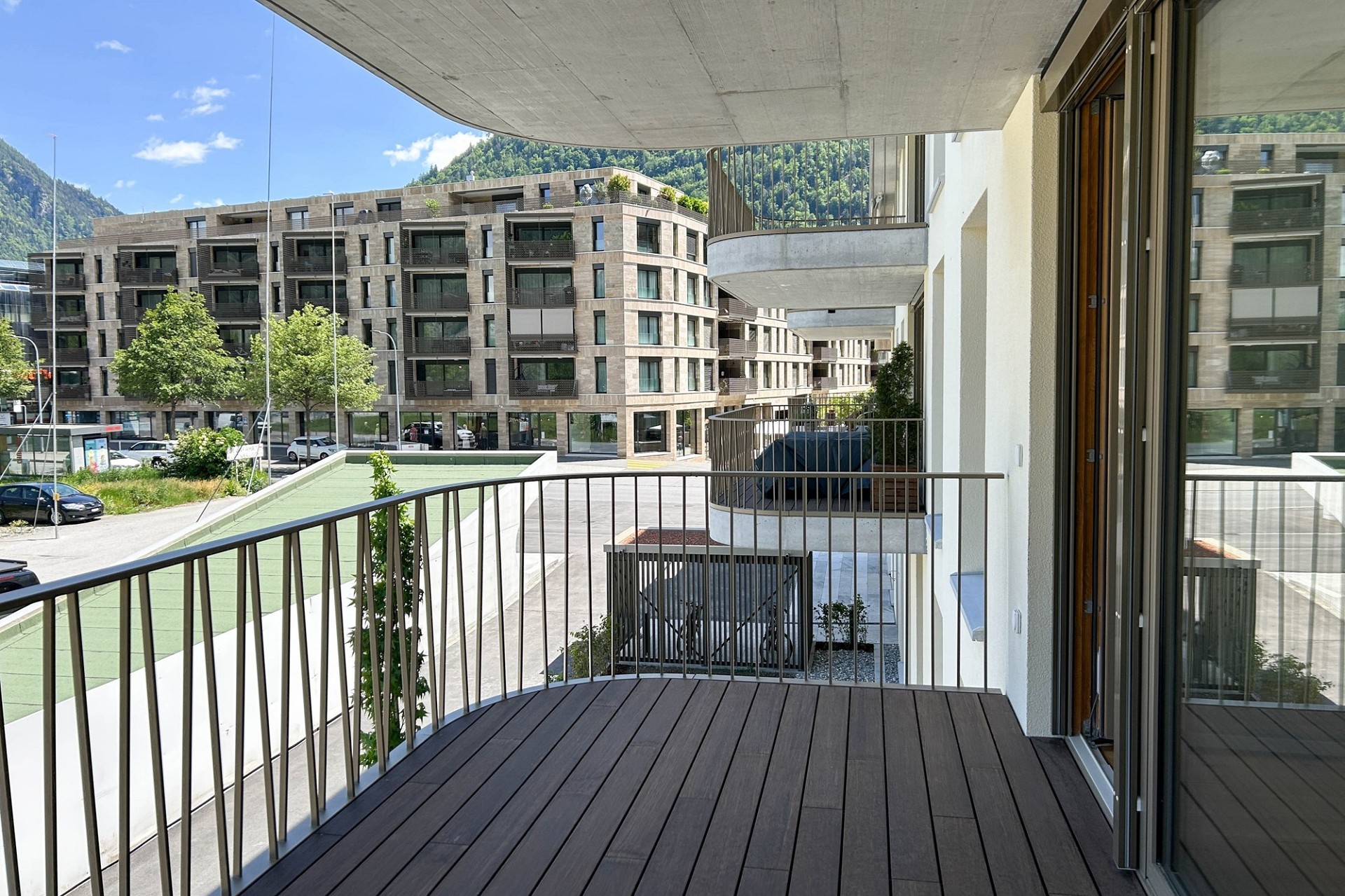 Balkon mit Berg- und Hofblick