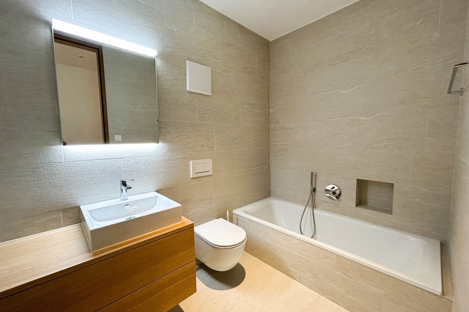 Modernes Bad mit Wanne und Waschtisch