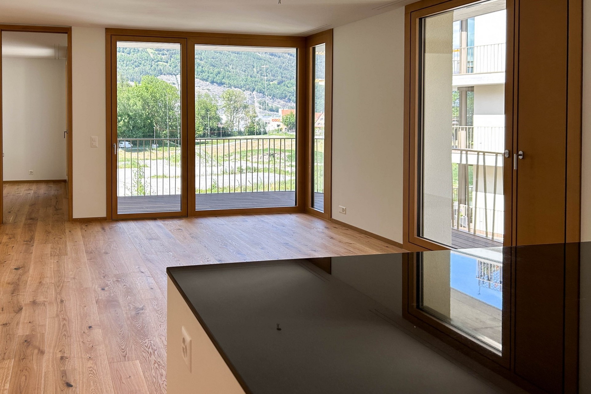 Heller Wohnraum mit Balkonblick