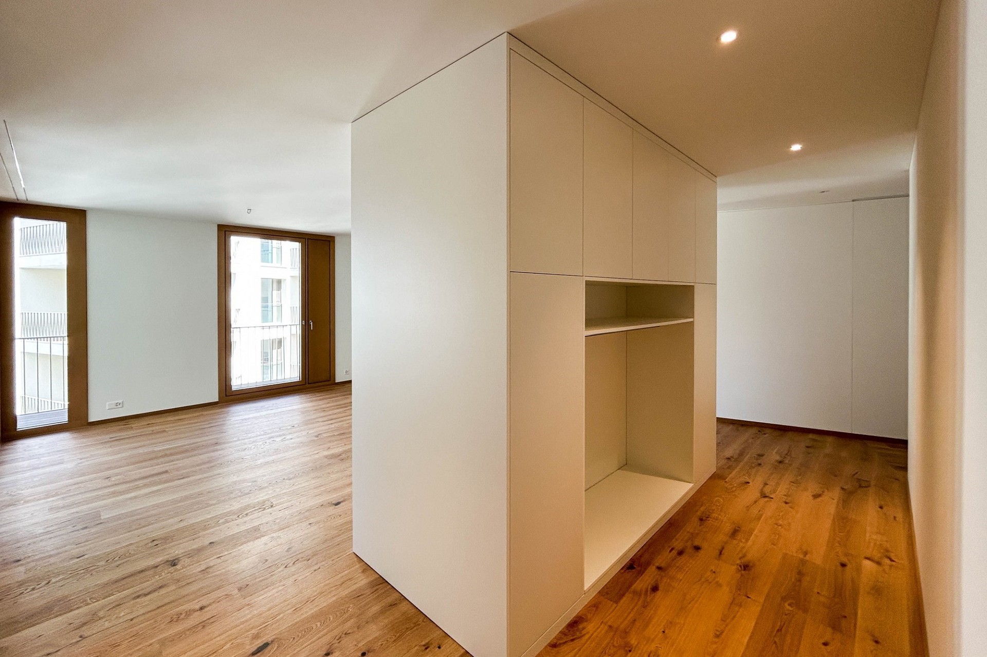 Helles modernes Schlafzimmer mit Einbauschrank