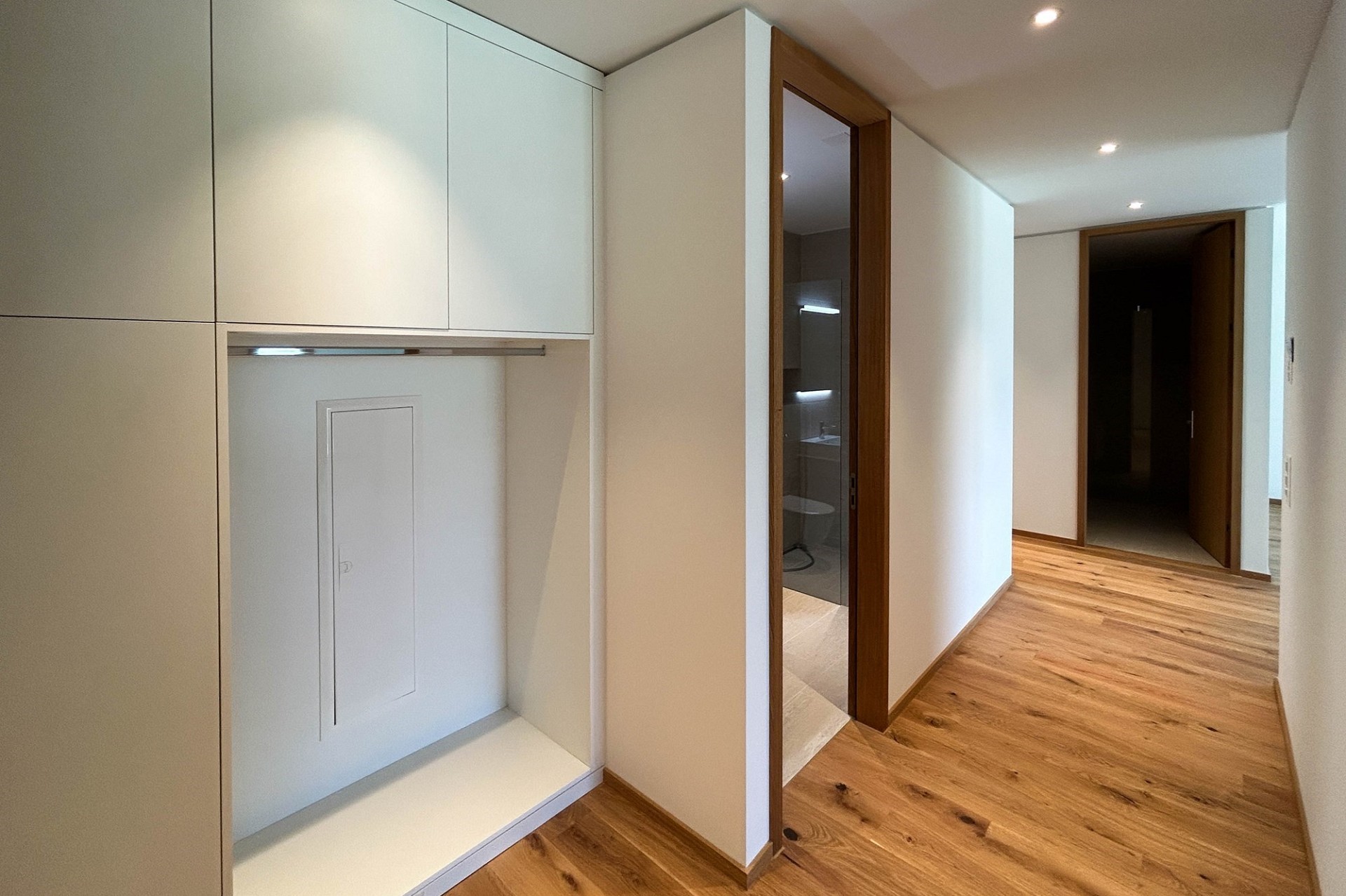 Heller Flur mit Einbauschrank und Holzboden