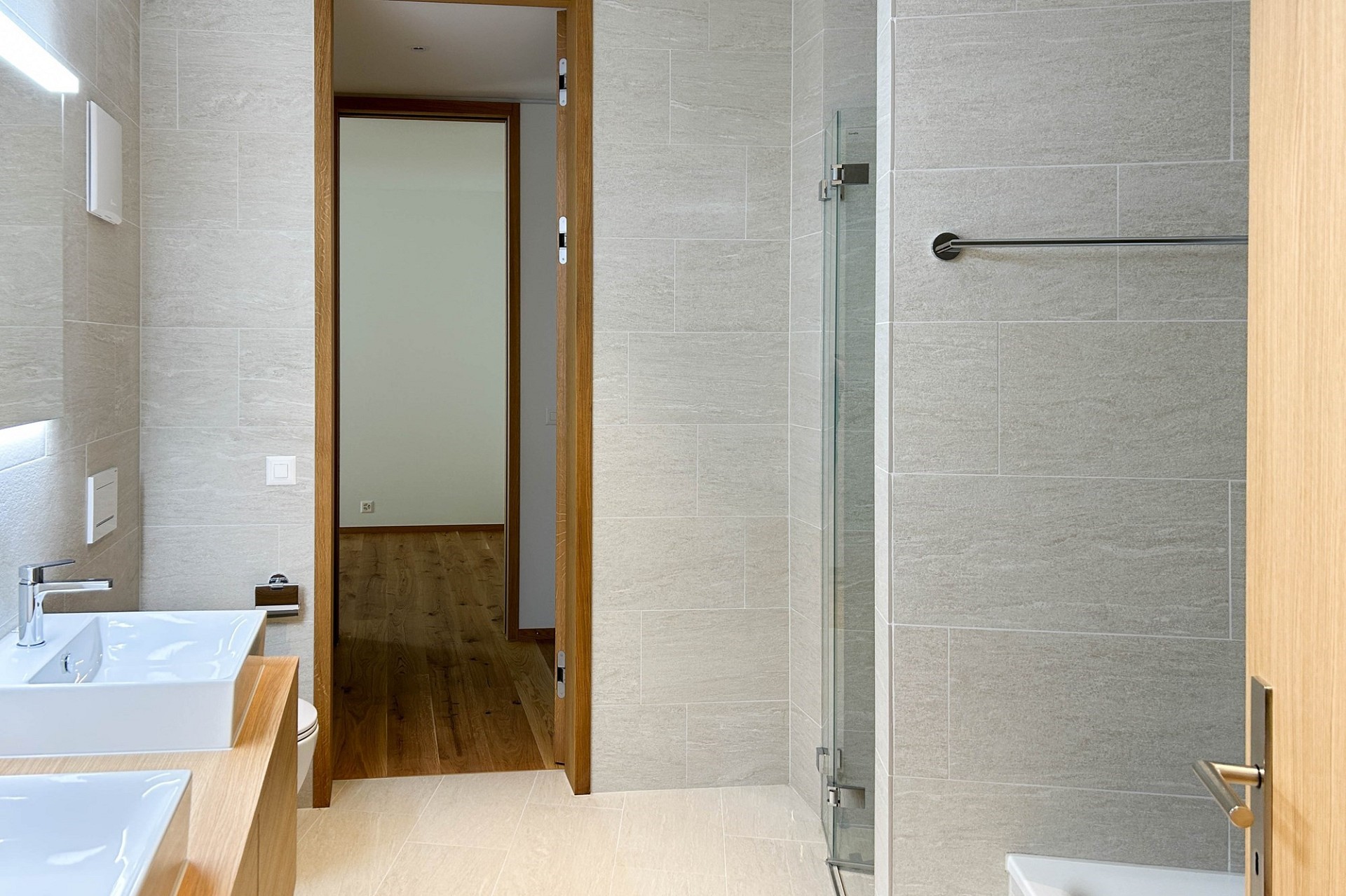 Modernes Badezimmer mit Walk-in-Dusche