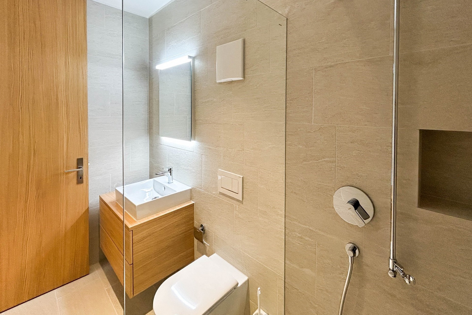 Modernes Badezimmer mit Holz und Beige