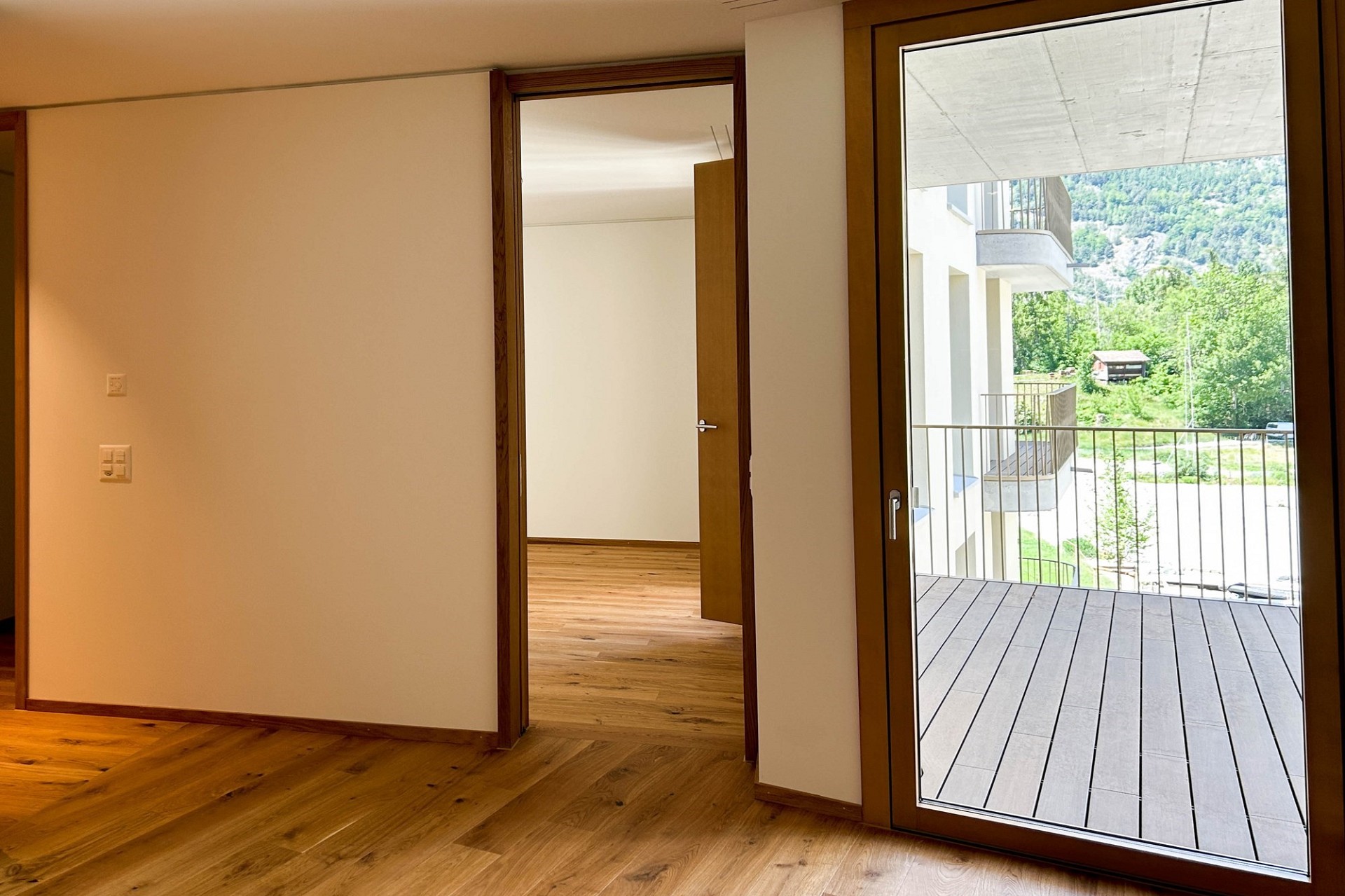 Heller Wohnraum mit Balkonblick