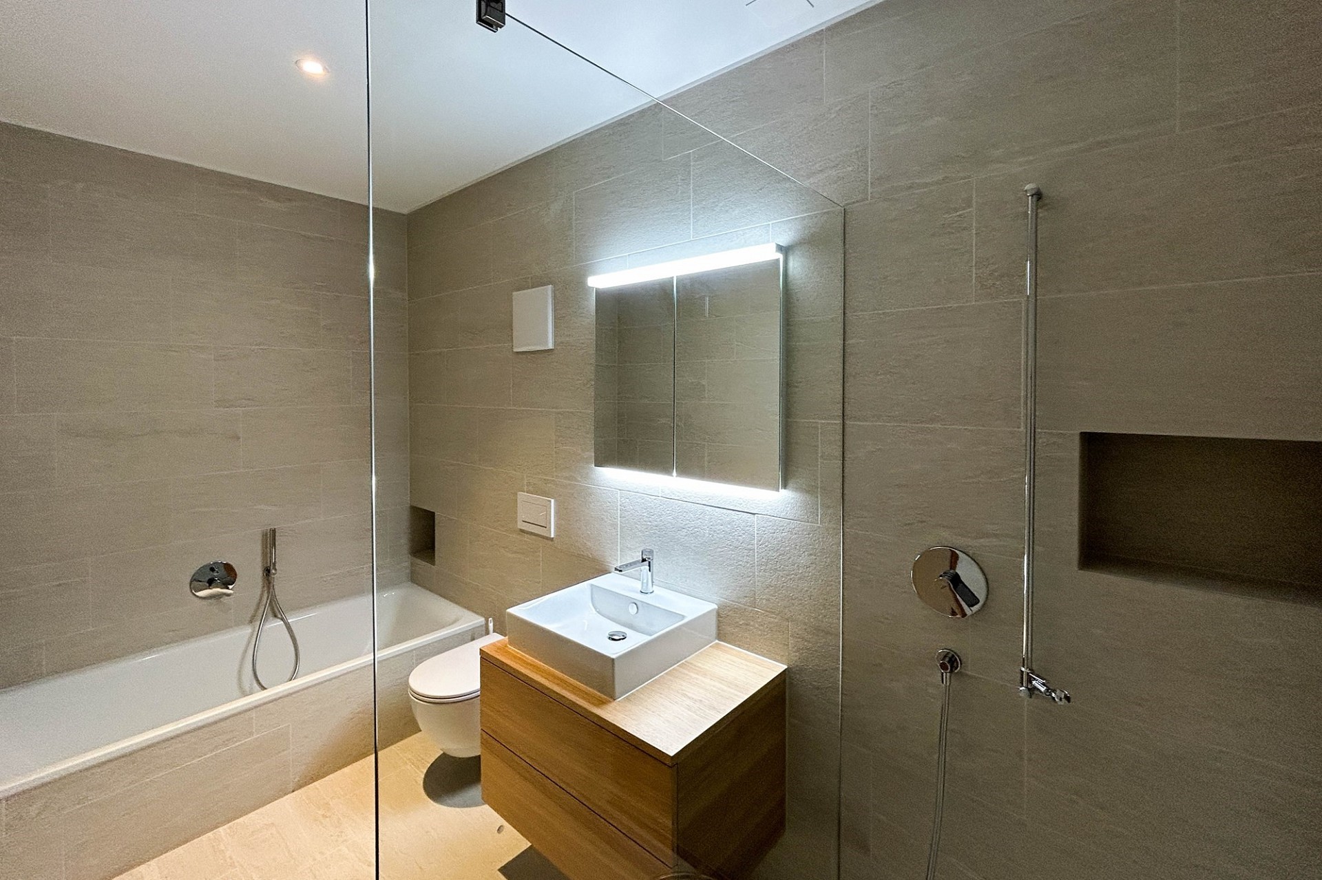 Modernes Badezimmer mit Badewanne und Walk-in-Dusche