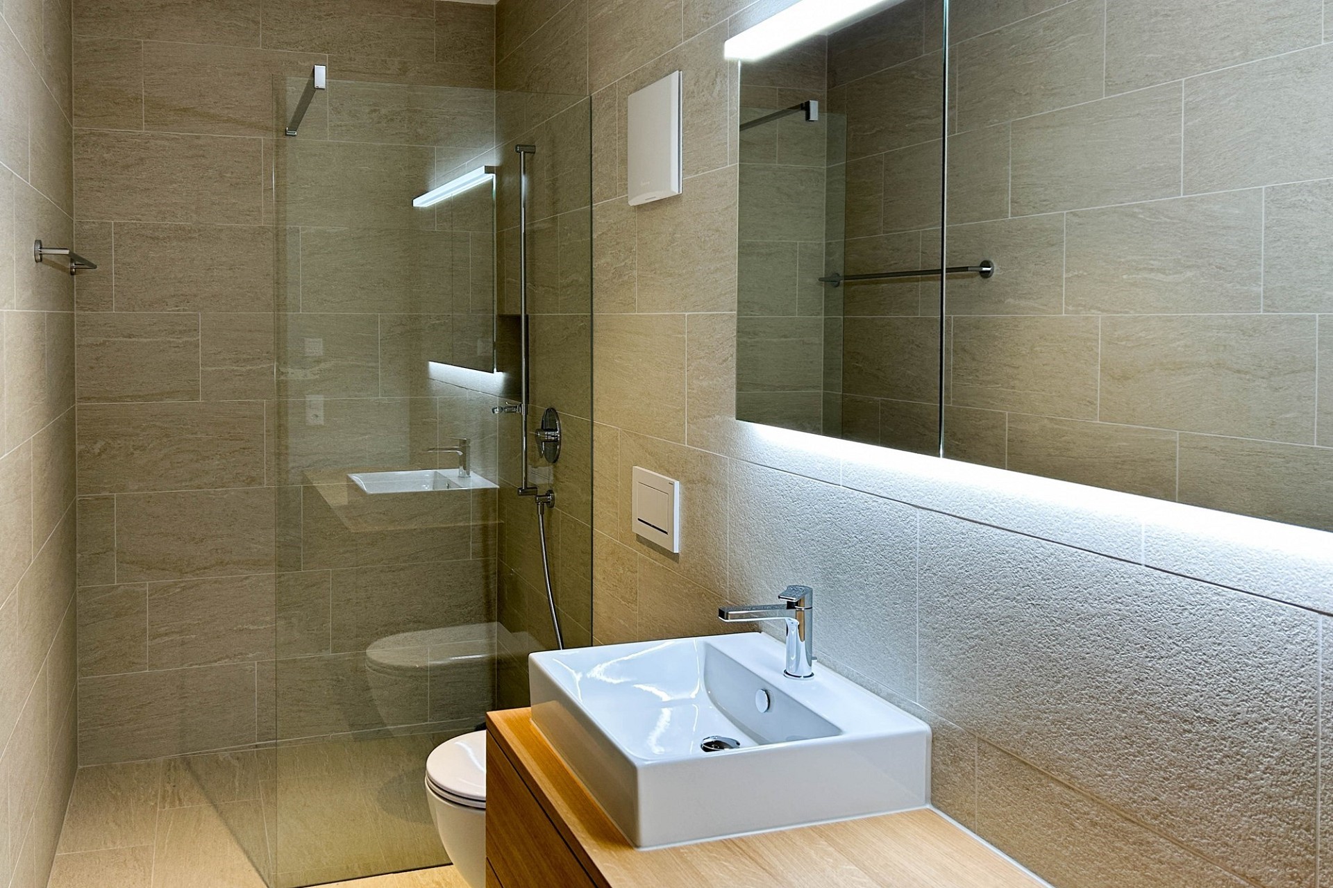 Modernes Badezimmer mit Walk-in-Dusche und Waschtisch
