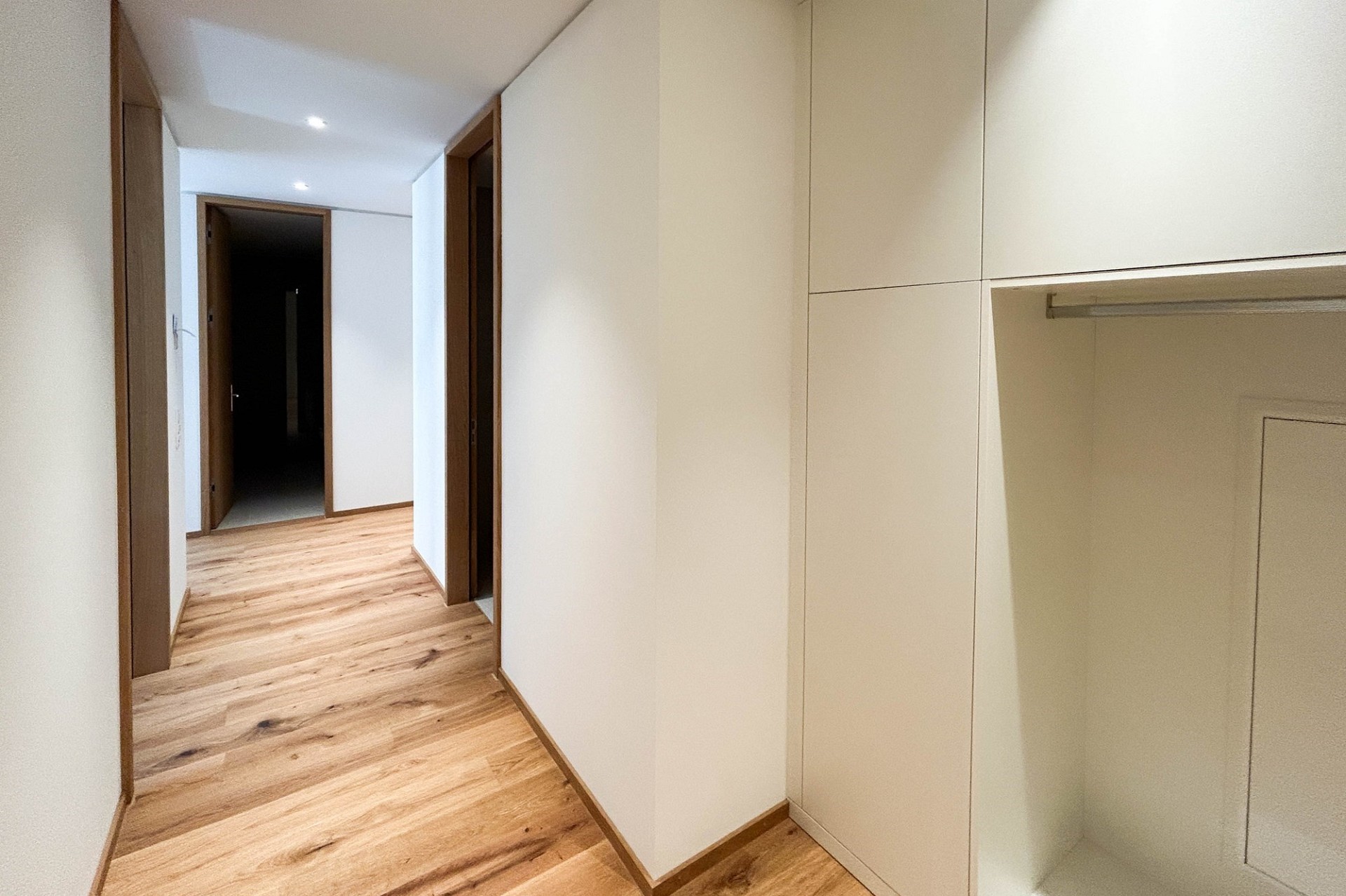 Moderner Flur mit Einbauschrank