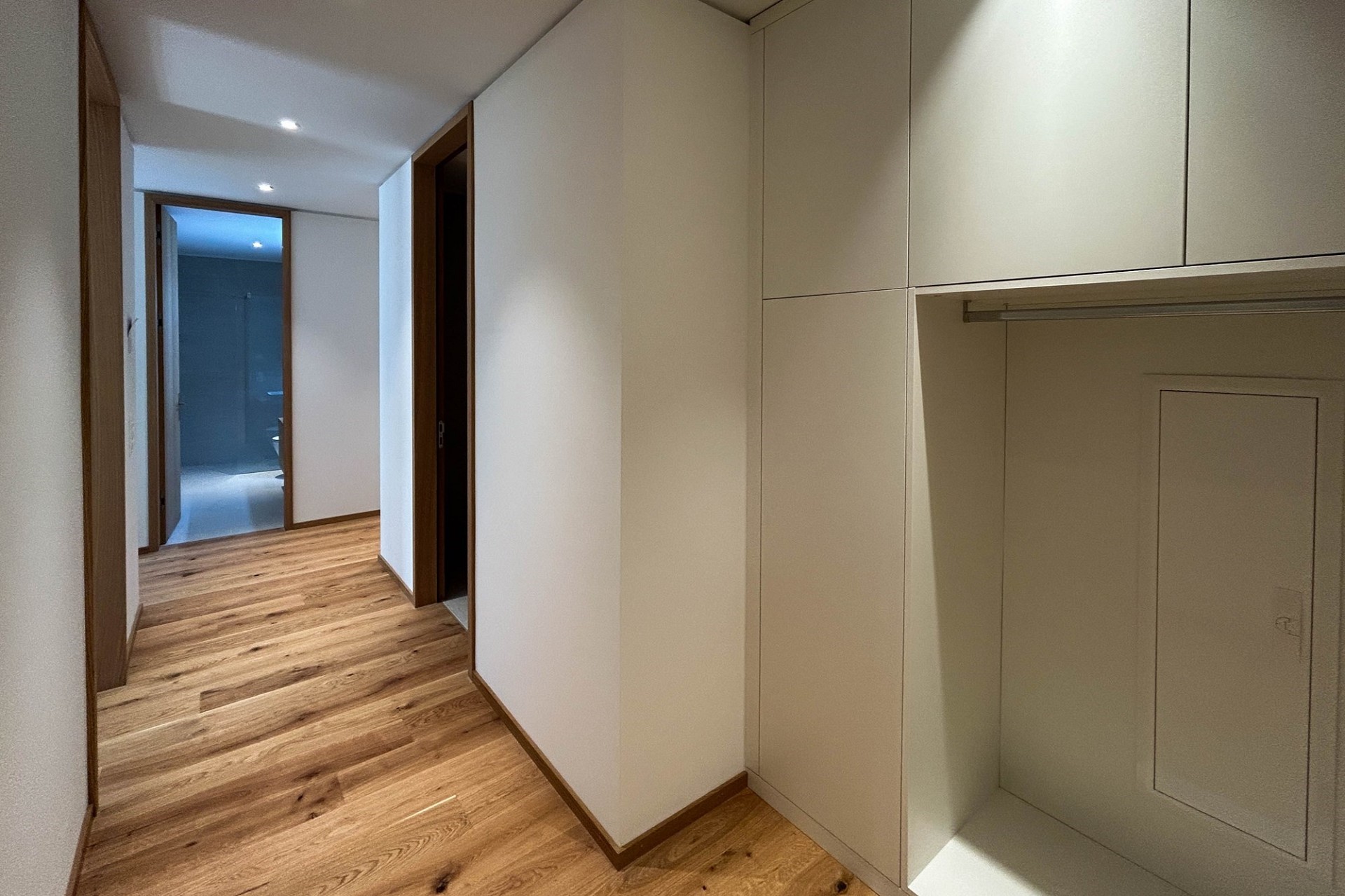 Heller Flur mit Einbauschrank