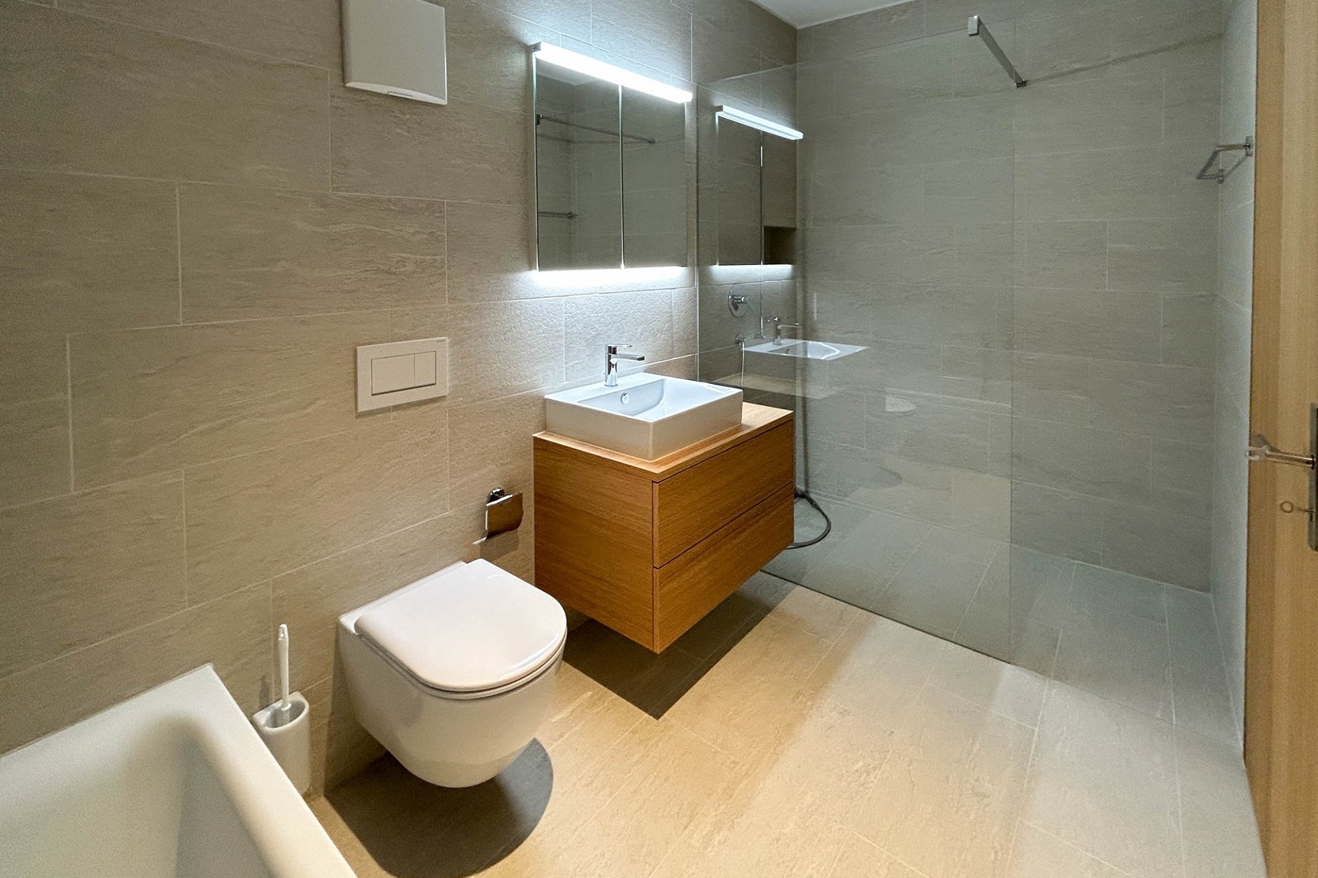 Modernes Badezimmer mit begehbarer Dusche