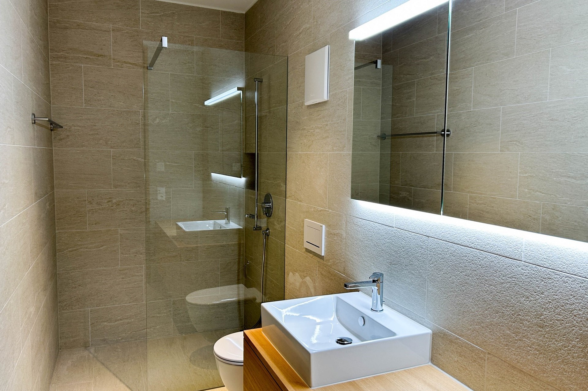 Modernes Bad mit begehbarer Dusche