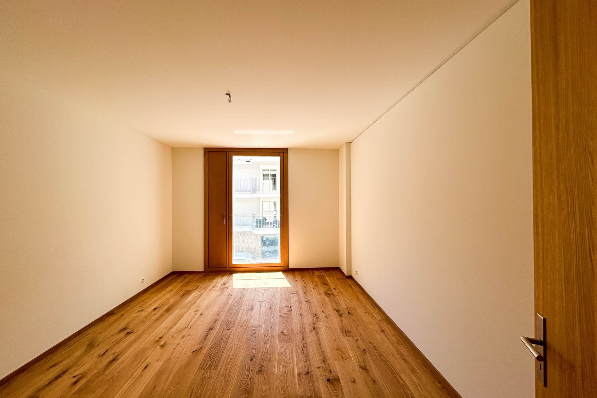 Leerer heller Raum mit Holzfußboden