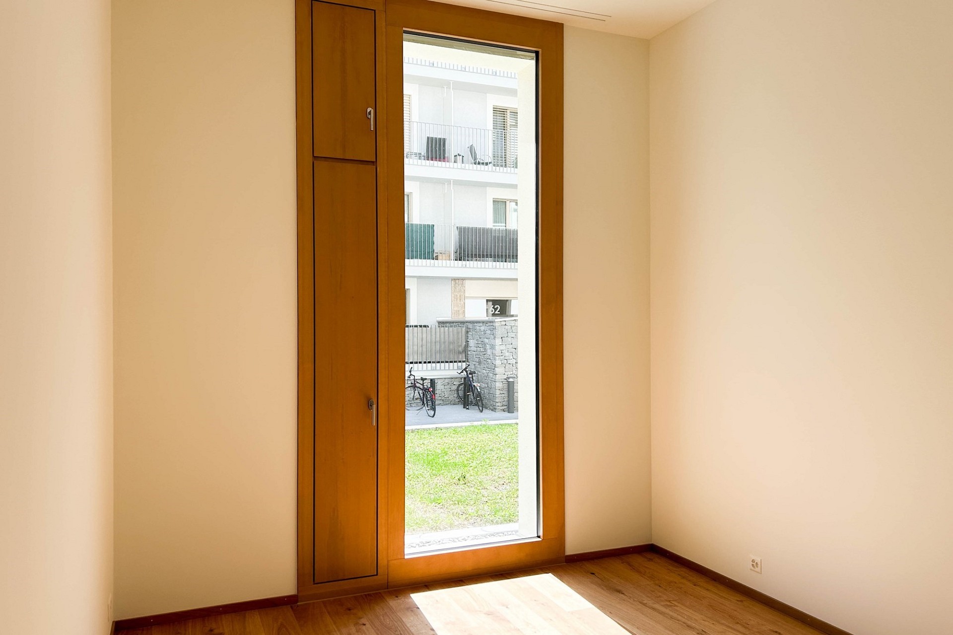 Heller Raum mit großem Fenster