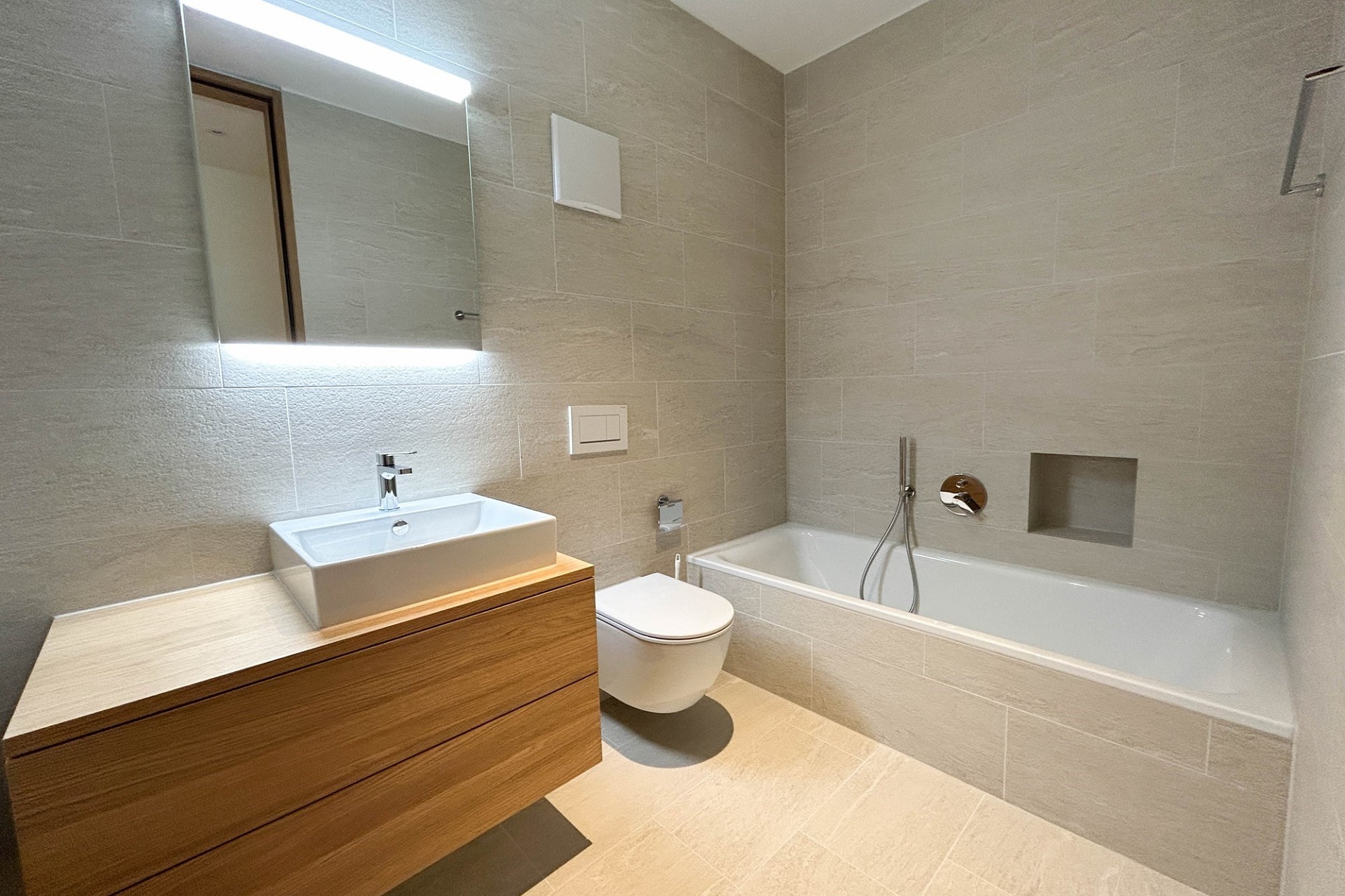 Modernes Badezimmer mit Badewanne und Waschtisch