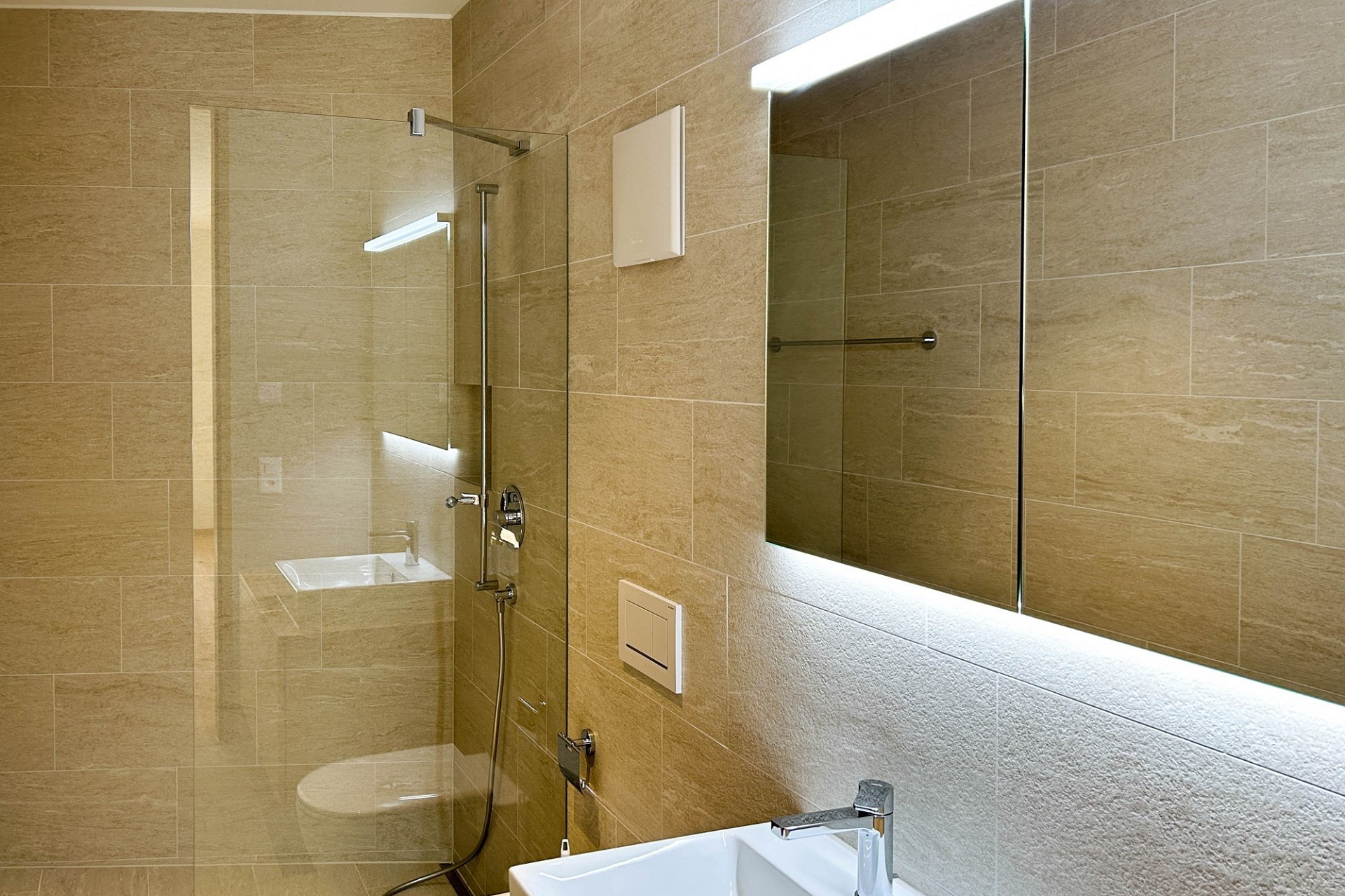 Modernes Badezimmer mit begehbarer Dusche
