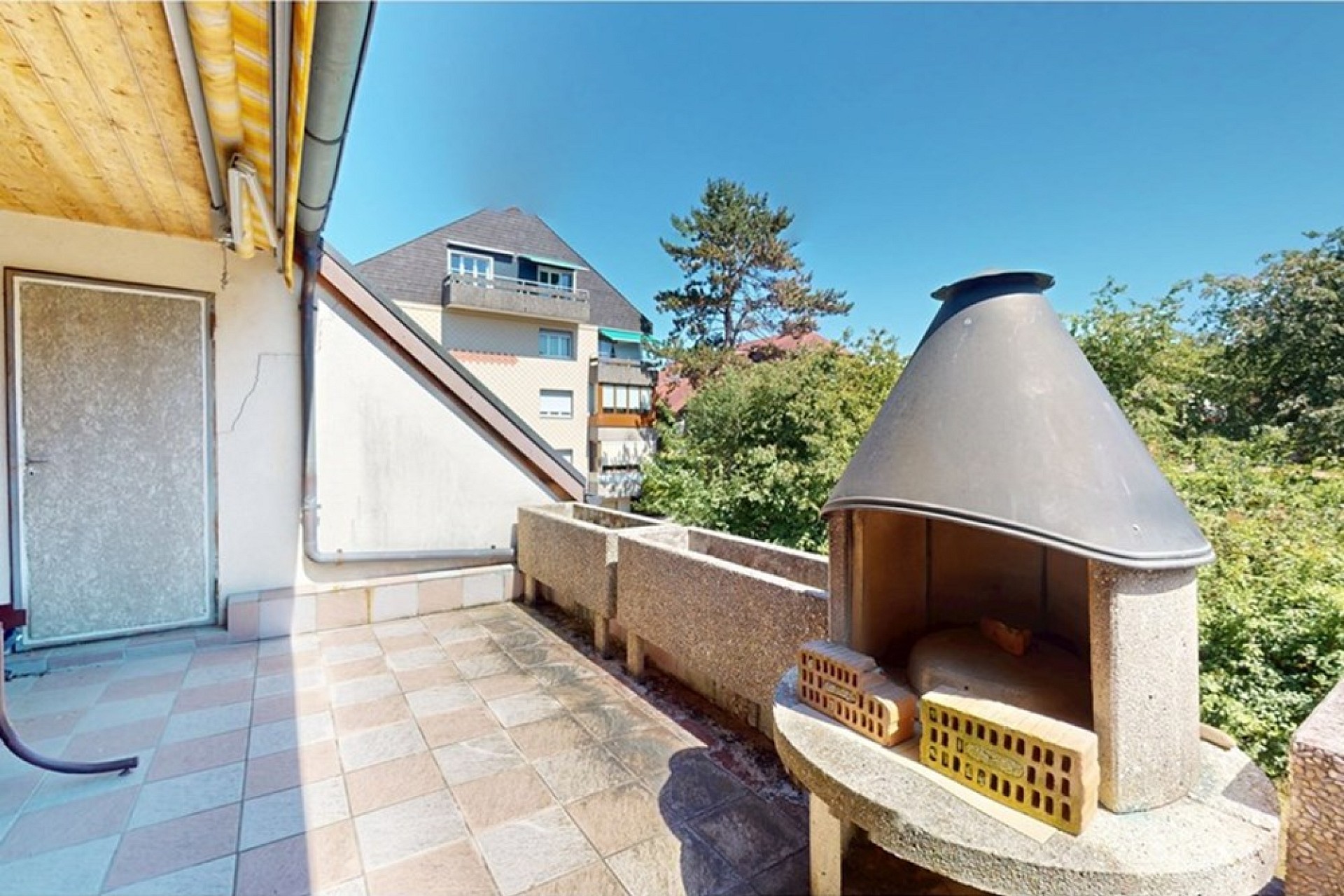Dachterrasse mit Grill und Ausblick