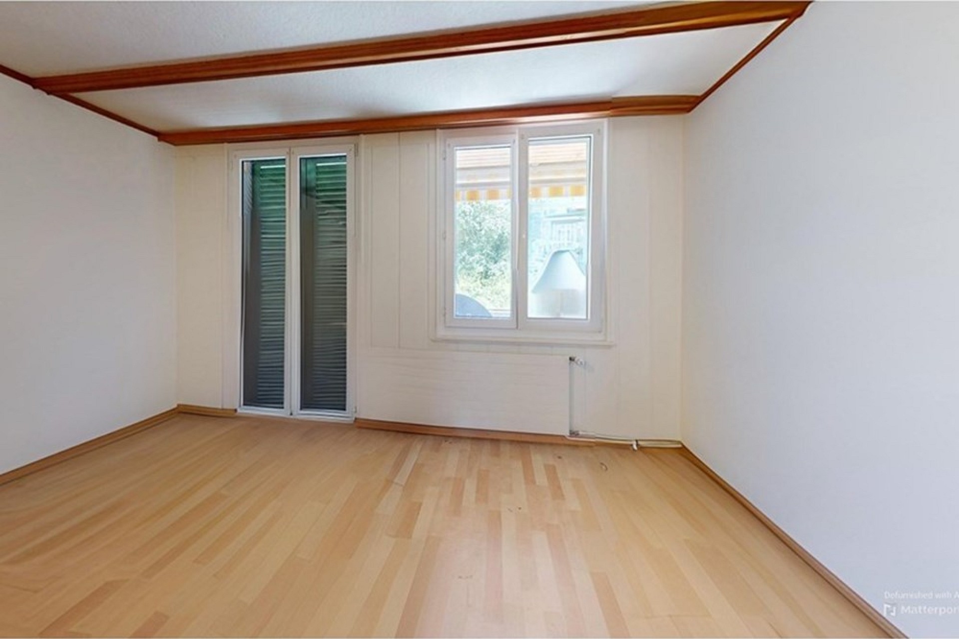 Leerer heller Wohnraum mit Holzdekor