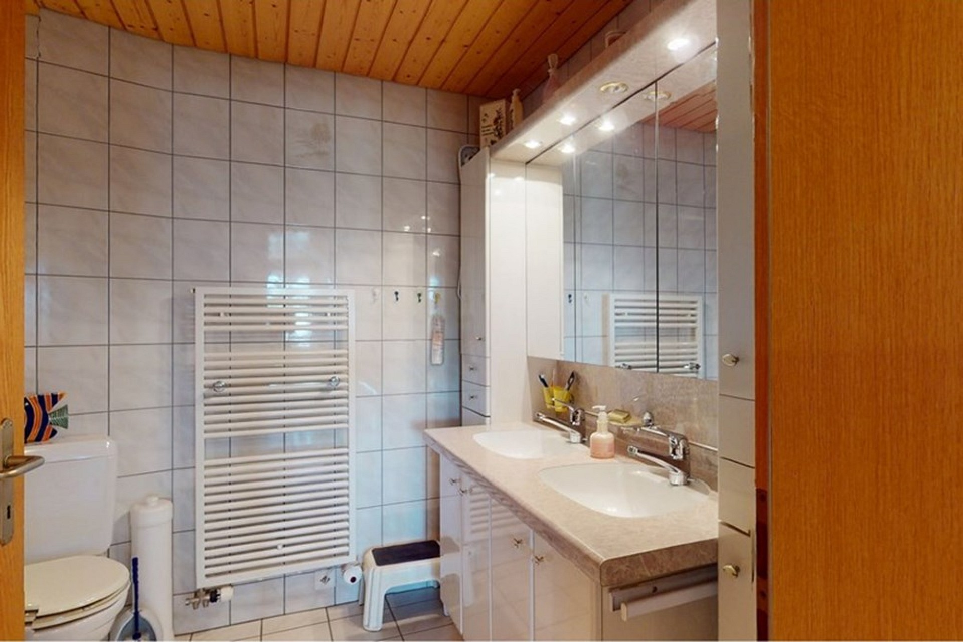 Modernes Badezimmer mit Doppelwaschtisch