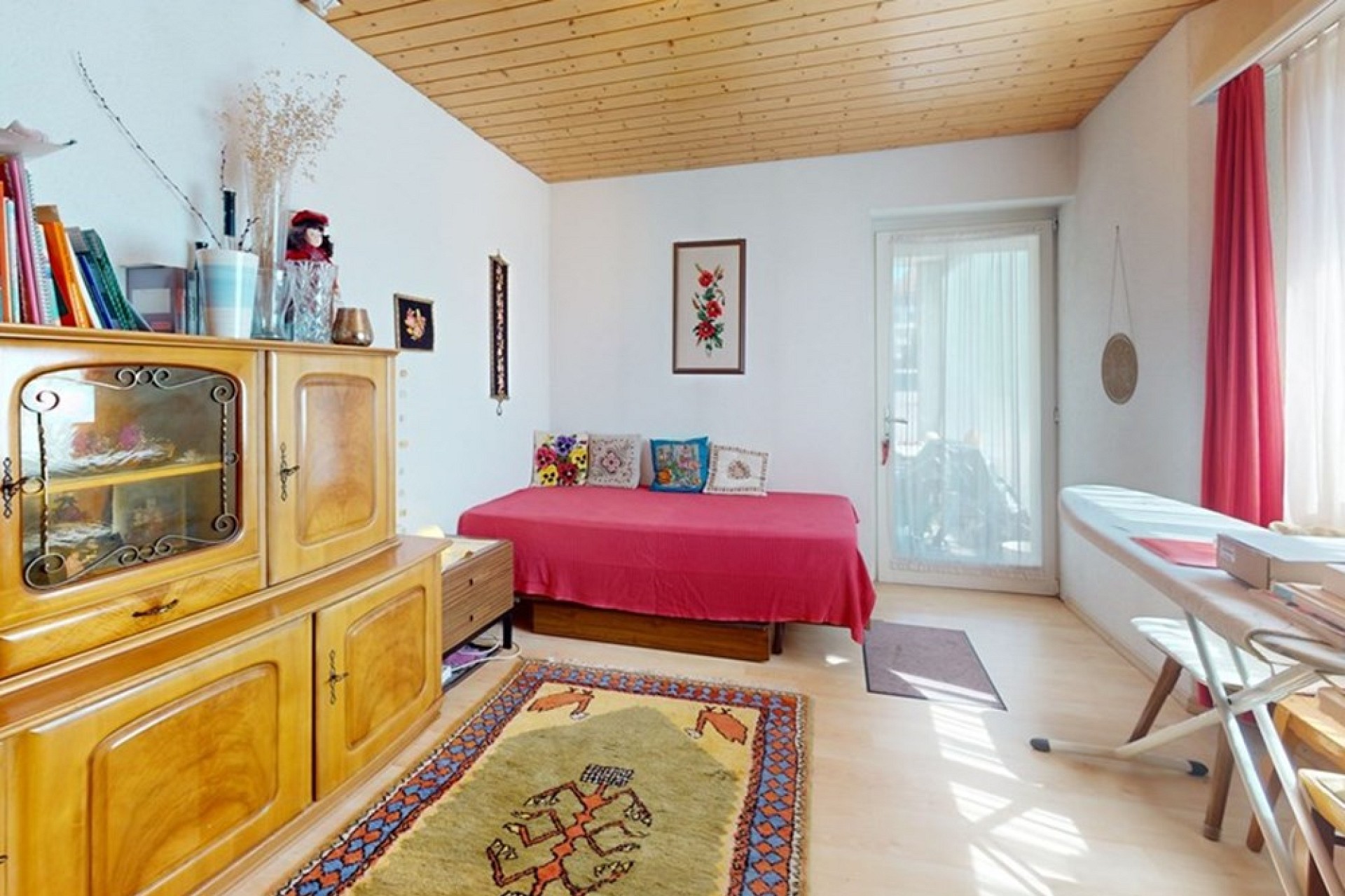 Helles Schlafzimmer mit Holzdecke