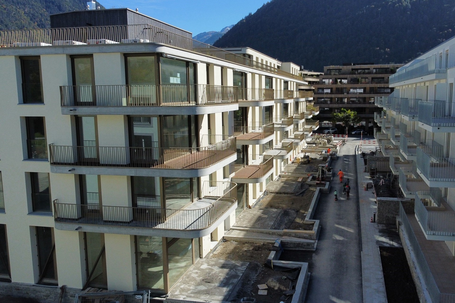 Moderne Wohnanlage mit Balkonen im Alpenpanorama