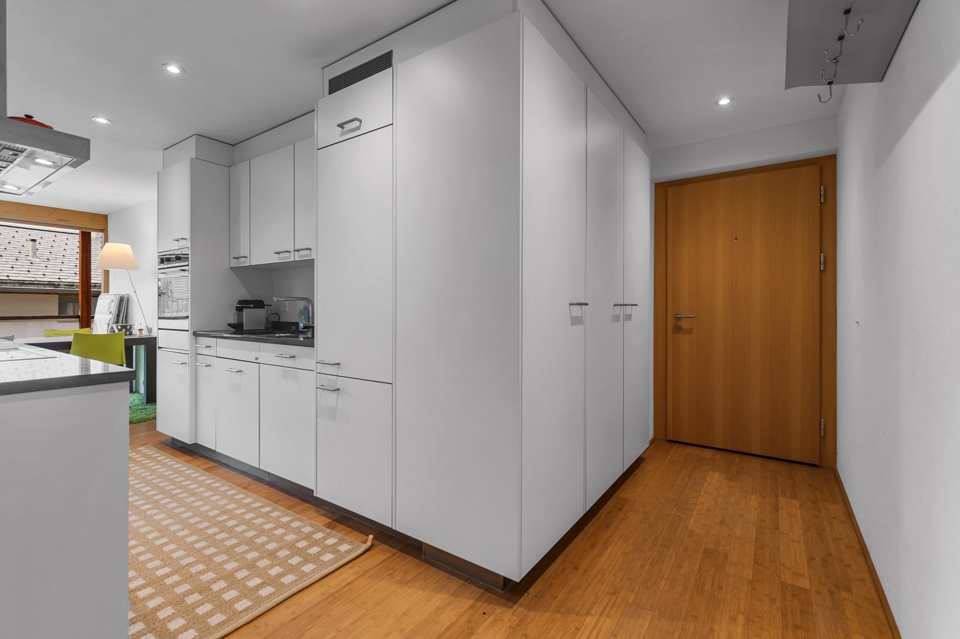 Moderne Küche mit Flur und Einbauschränken