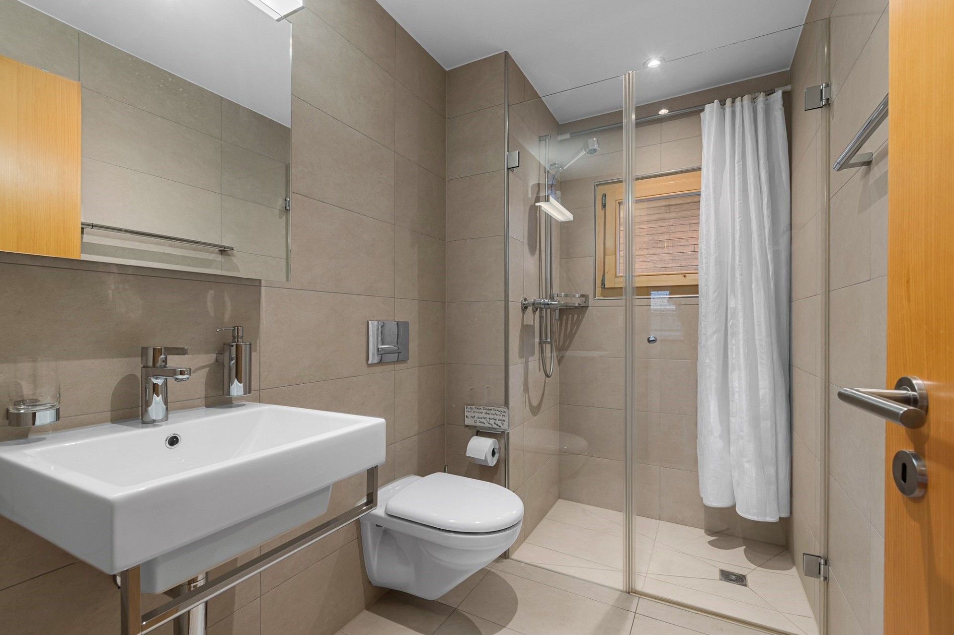Modernes Badezimmer mit Dusche und WC