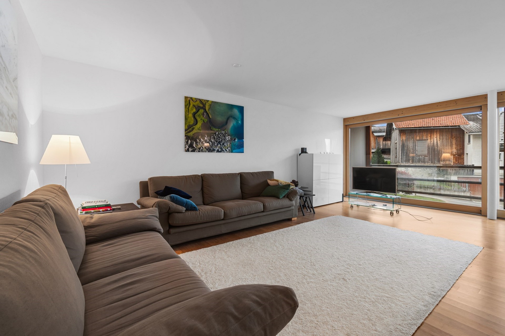 Helles Wohnzimmer mit großem Fenster