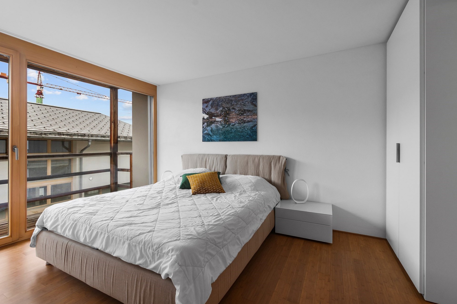 Helles Schlafzimmer mit Balkonblick