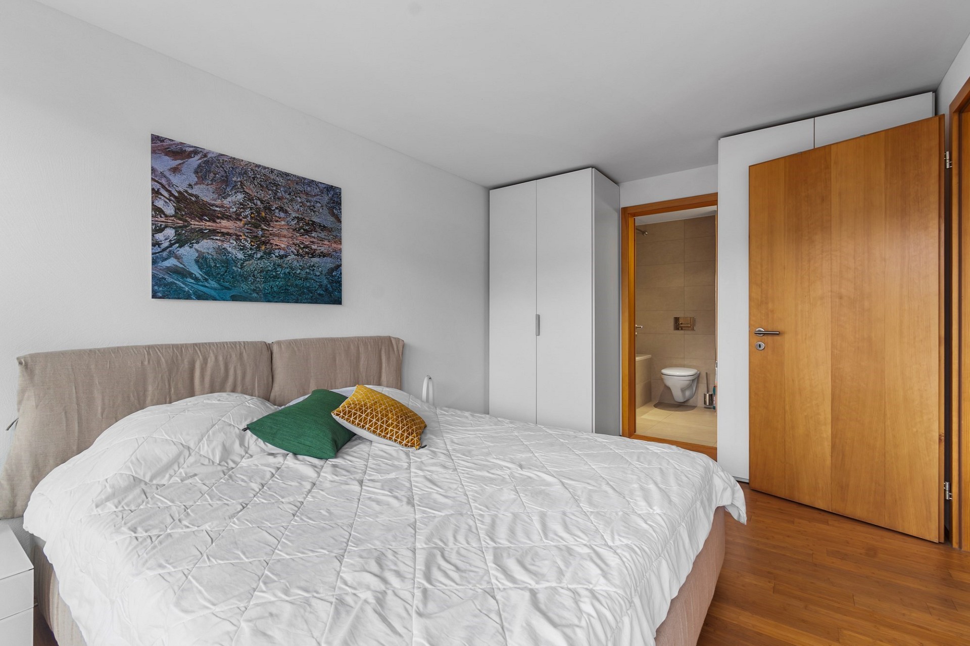 Helles Schlafzimmer mit Badzugang