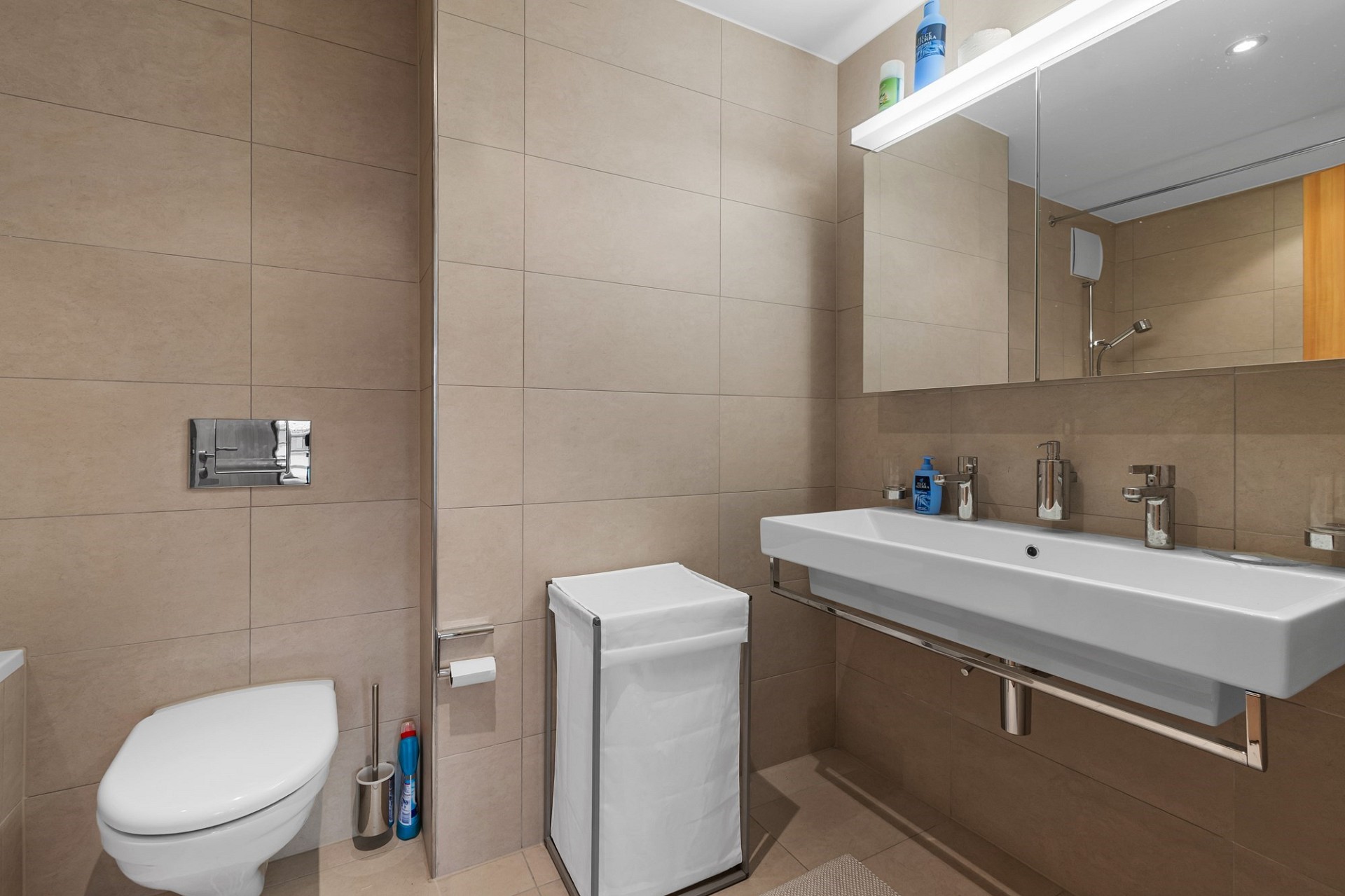 Modernes Badezimmer mit wandhängendem WC und Waschtisch