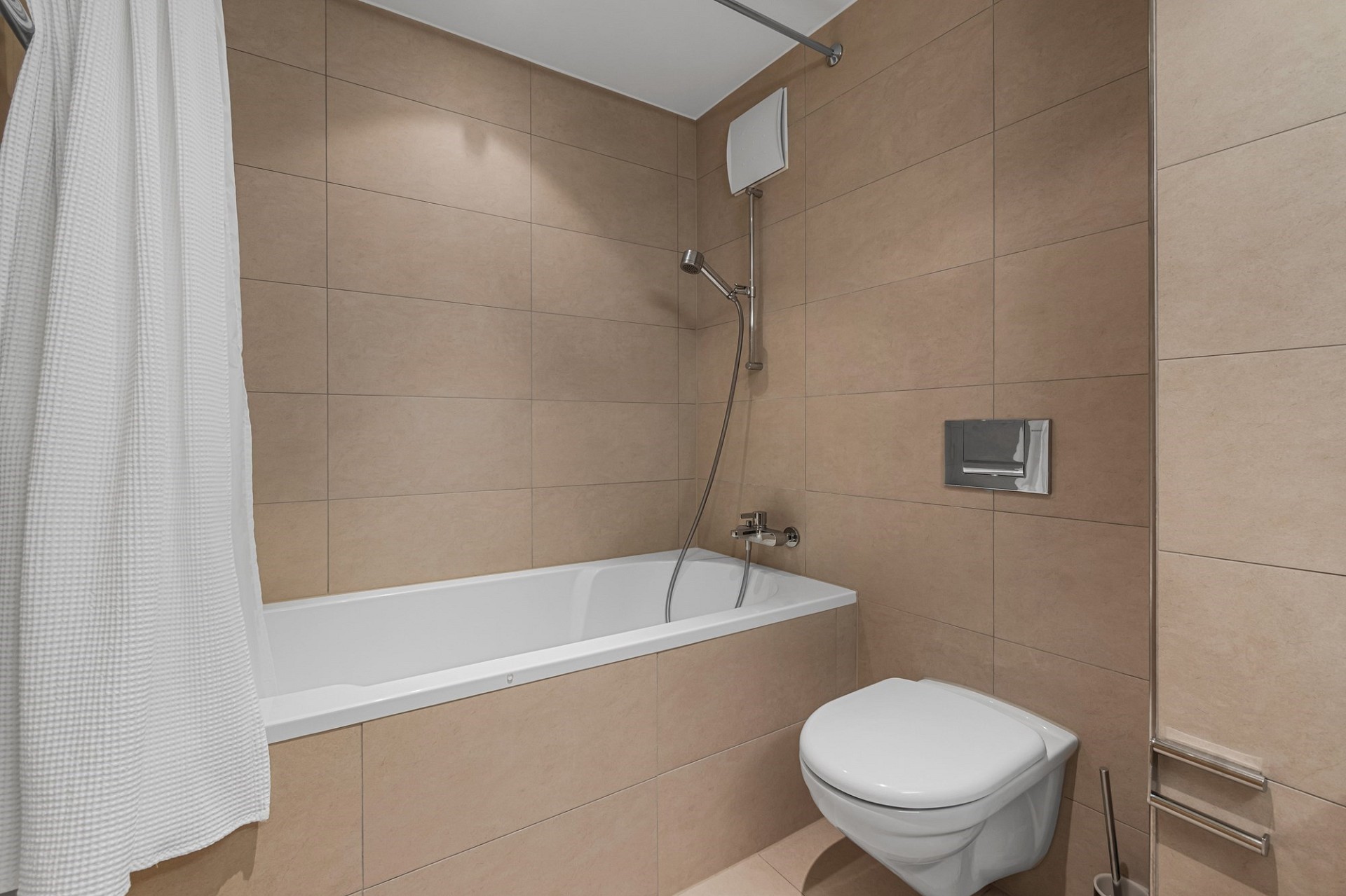 Modernes Badezimmer mit Badewanne und Wand-WC