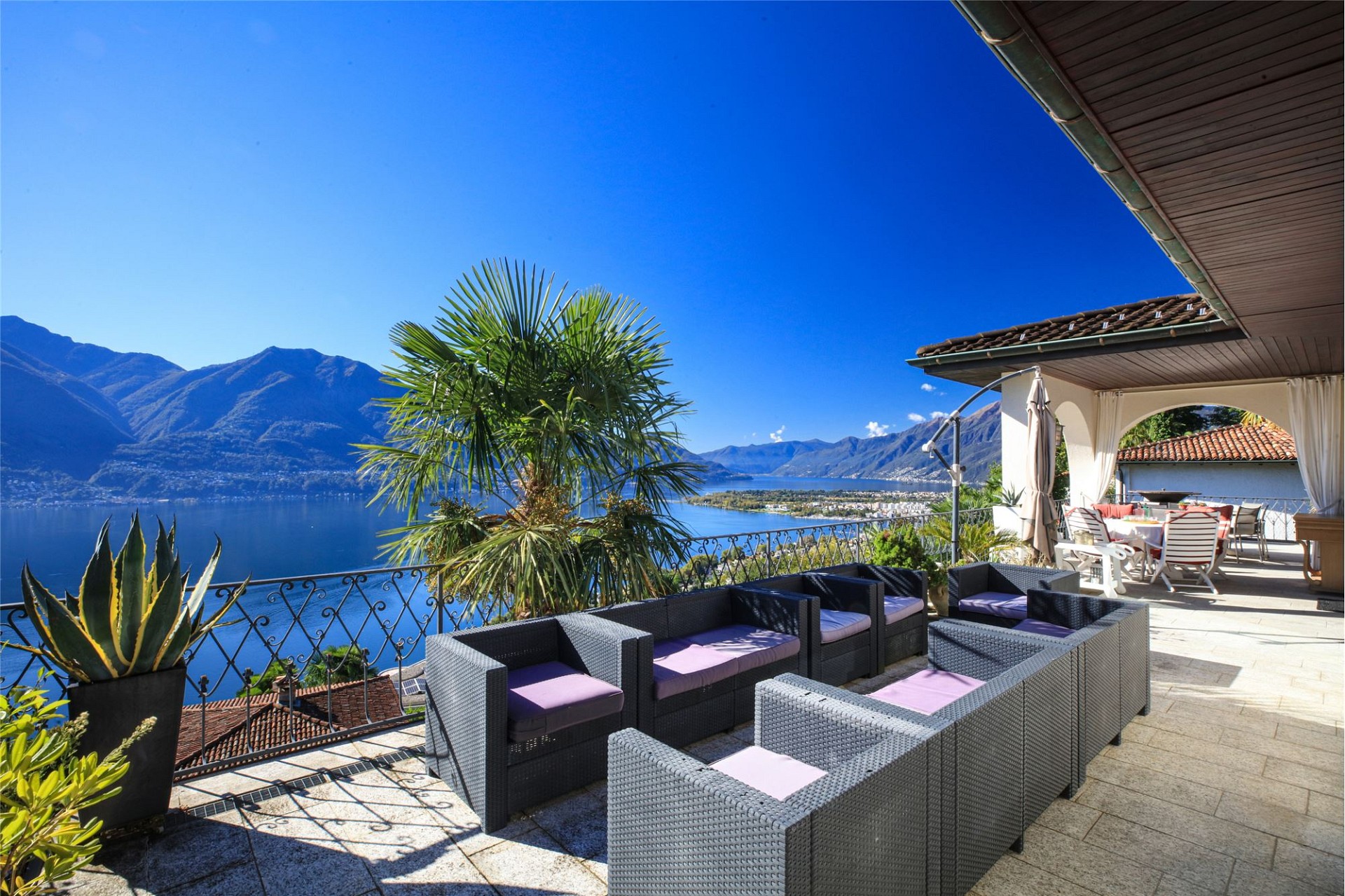 Luxuriöse Terrasse mit Seeblick