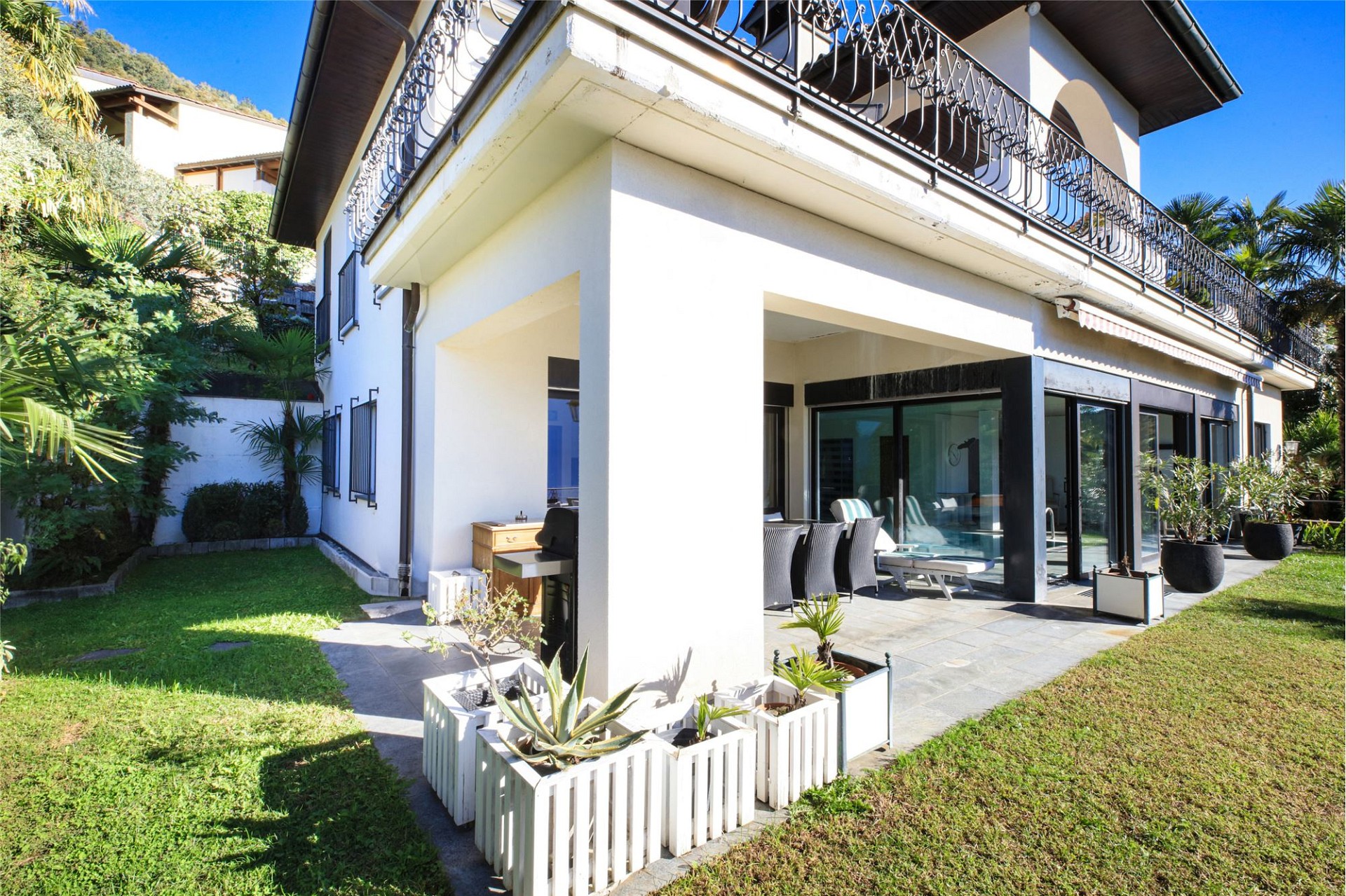 Außenansicht einer modernen Villa mit Garten und Terrasse