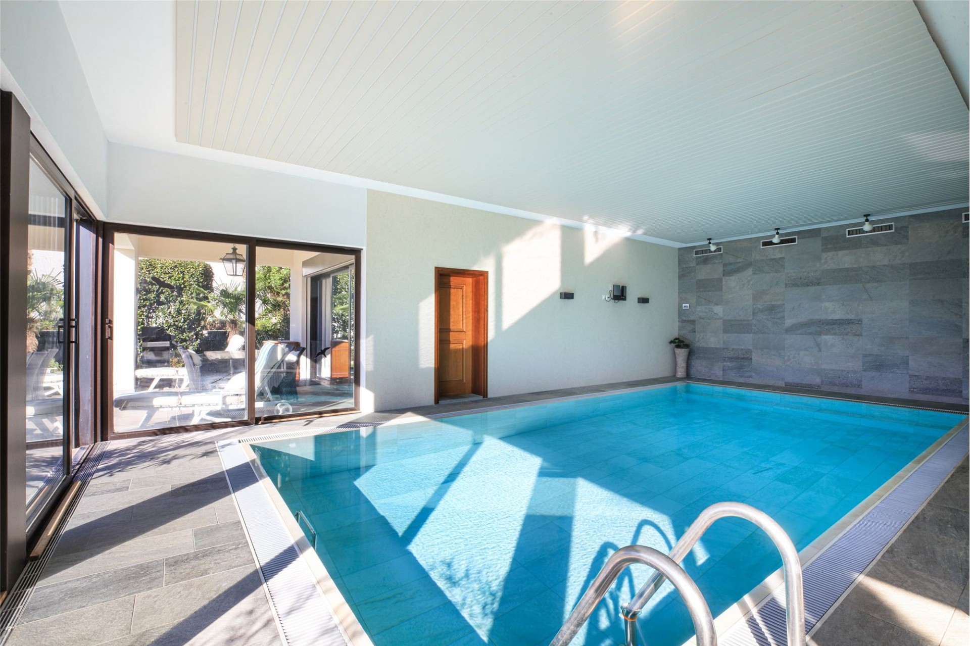 Indoorpool mit überdachtem Loungebereich